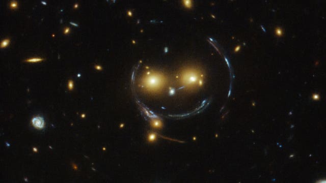 Eine Gravitationslinse als Smiley