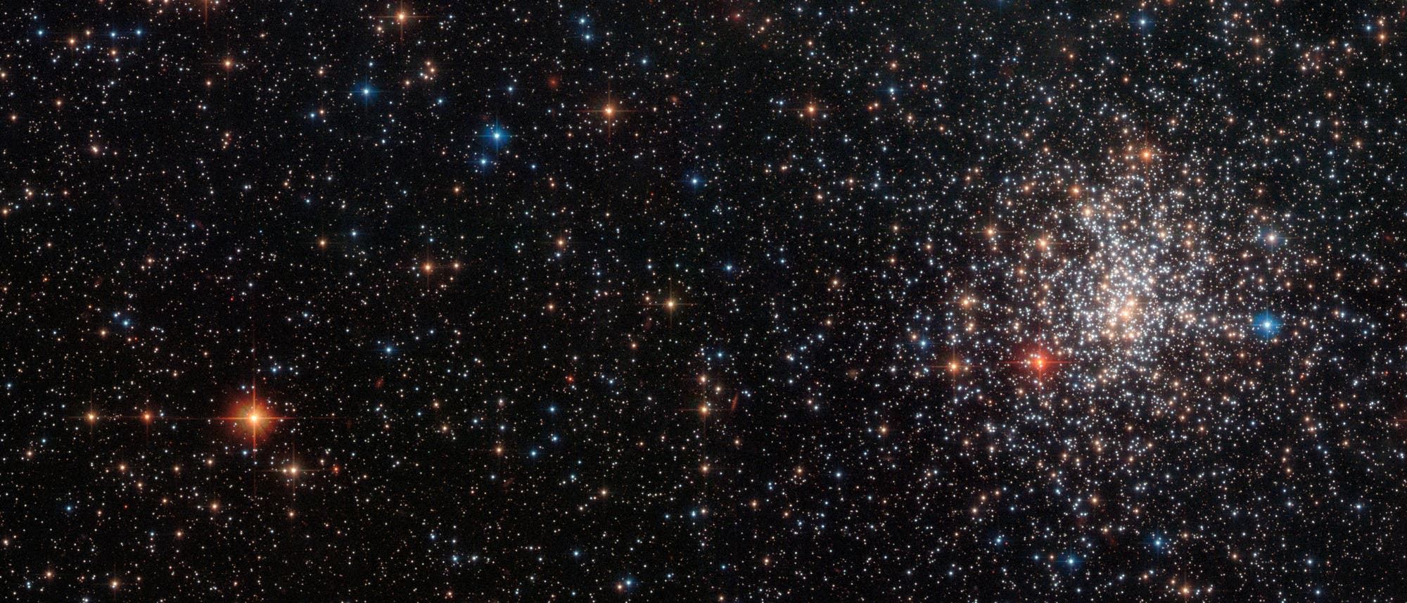 Der Kugelsternhaufen NGC 2108, in einer Aufnahme des Hubble Weltraumteleskops, mit einem auffälligen, tiefrot leuchtenden Stern links unten im Kugelsternhaufen. Dabei handelt es sich um einen Kohlenstoffstern. Der Kugelsternhaufen NGC 2108, in einer Aufnahme des Hubble Weltraumteleskops, mit einem auffälligen, tiefrot leuchtenden Stern links unten im Kugelsternhaufen. Dabei handelt es sich um einen Kohlenstoffstern.
