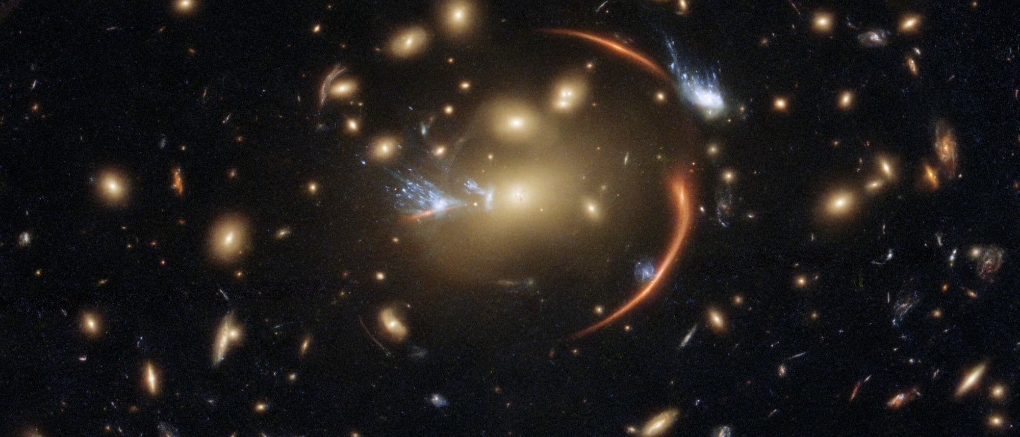 Der Galaxienhaufen MACSJ0138.0-2155 fungiert als Gravitationslinse Der Galaxienhaufen MACSJ0138.0-2155 fungiert als Gravitationslinse
