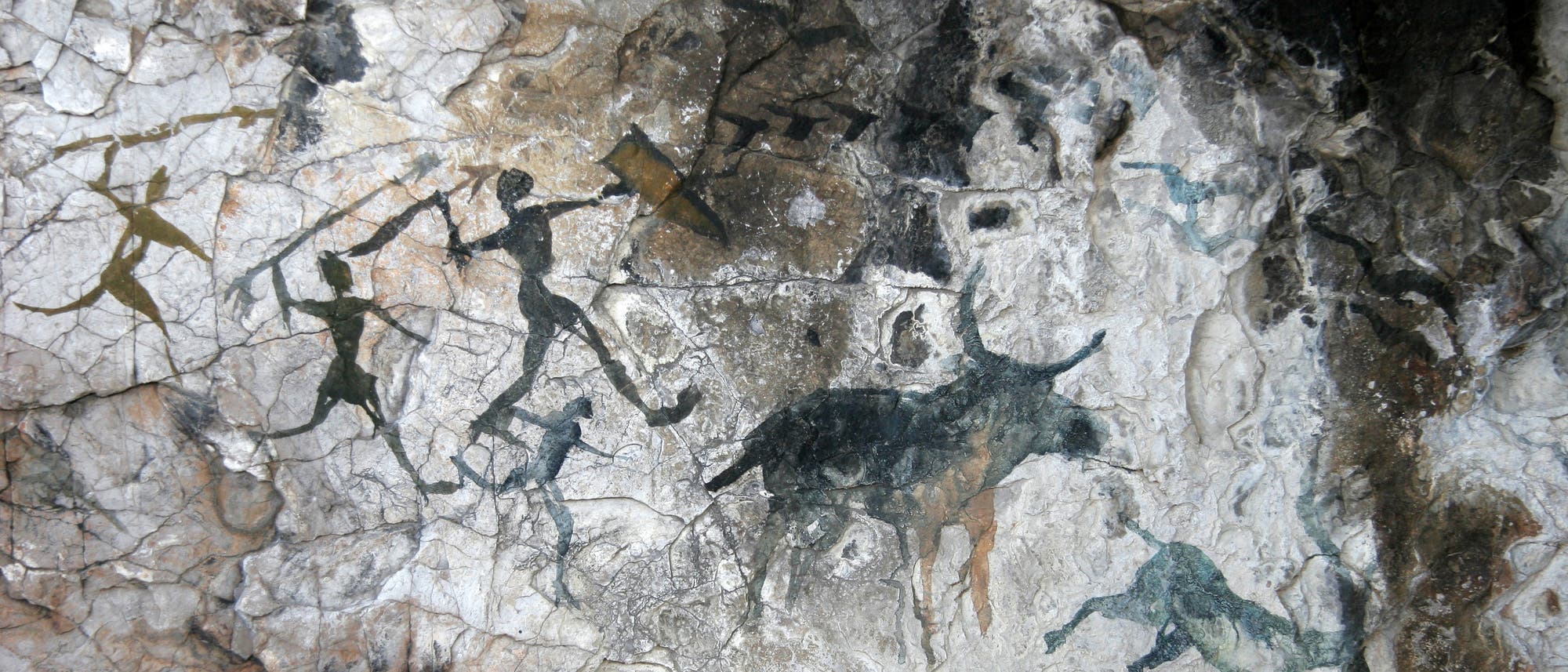 Höhlenmalerei mit Jägern und Tieren Höhlenmalerei mit Jägern und Tieren