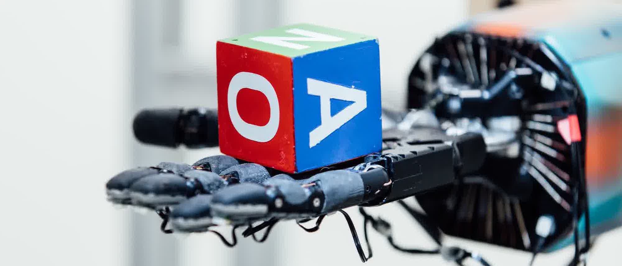 Roboterhand mit Würfel Roboterhand mit Würfel