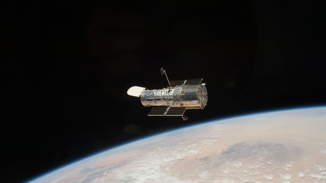 Weltraumteleskop Hubble über der Erde