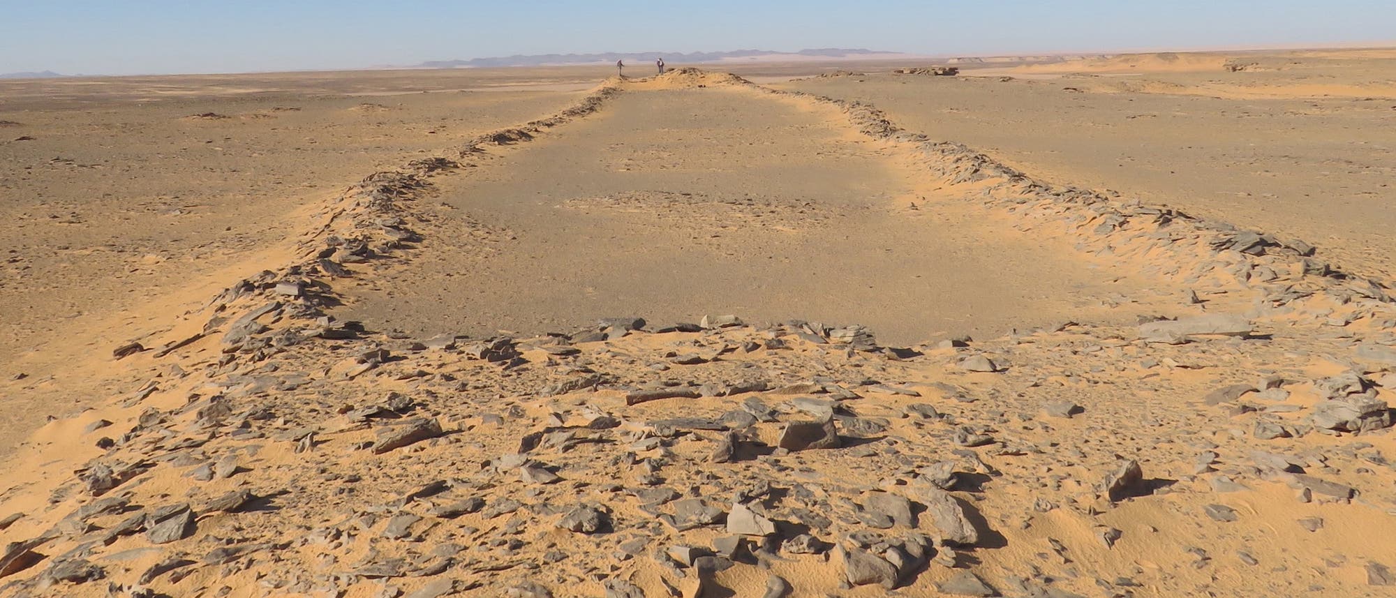 Rechteckanlage in Saudi-Arabien - mit Forscher im Hintergrund Rechteckanlage in Saudi-Arabien - mit Forscher im Hintergrund