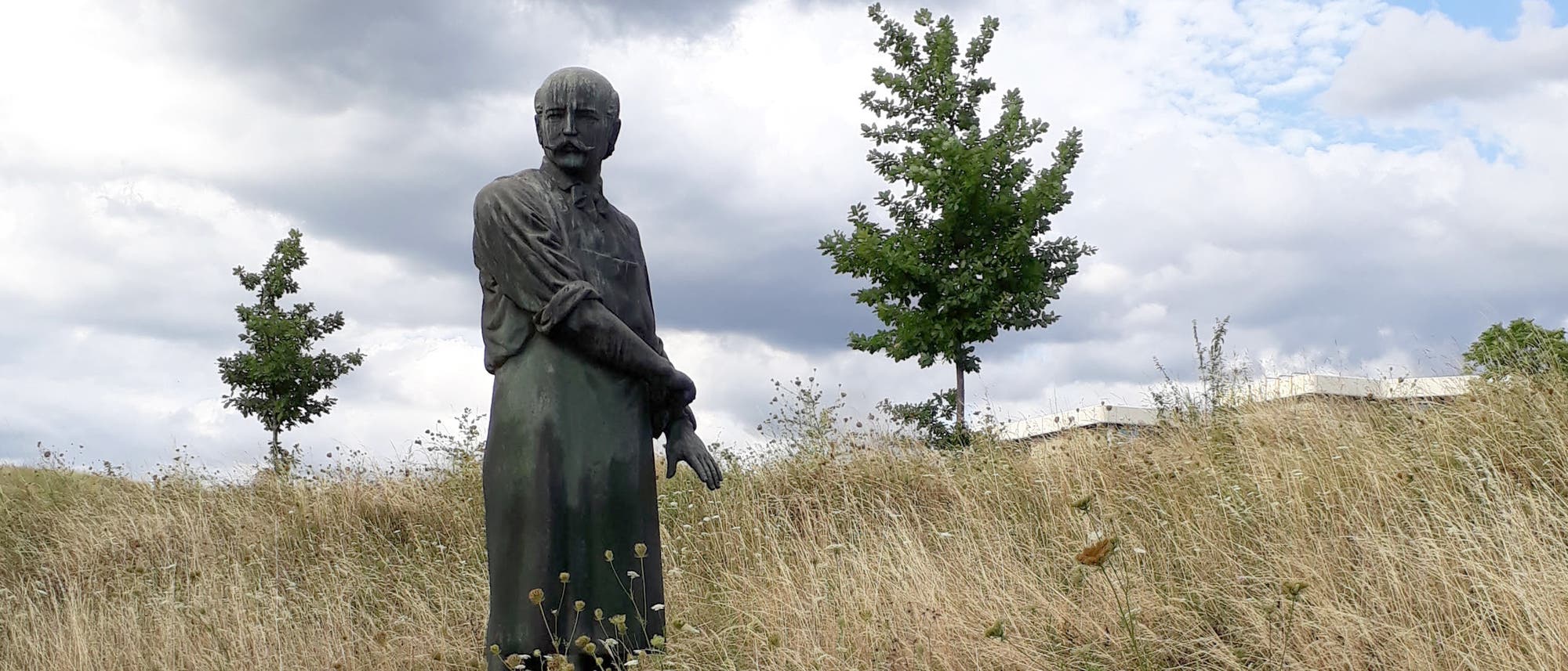 Semmelweis-Statue hinter der Frauenklinik Heidelberg