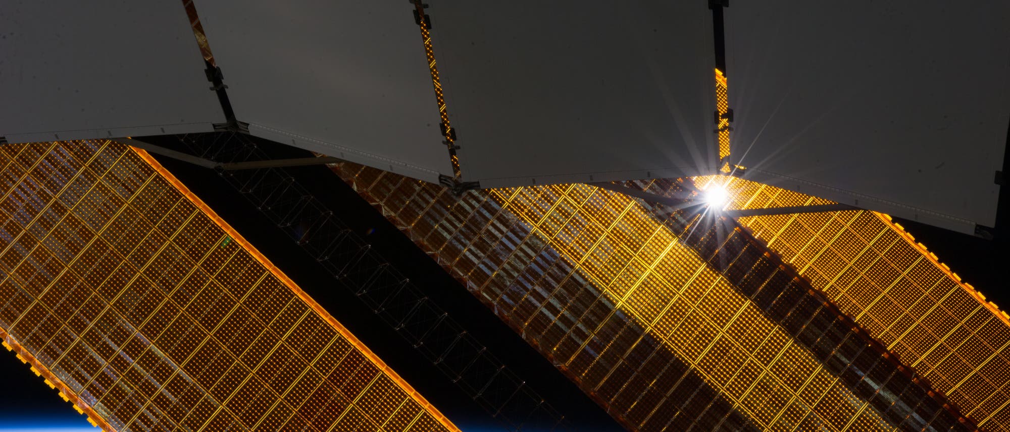 Solarpaneele und Radiator der ISS vor der Erde. Solarpaneele und Radiator der ISS vor der Erde.