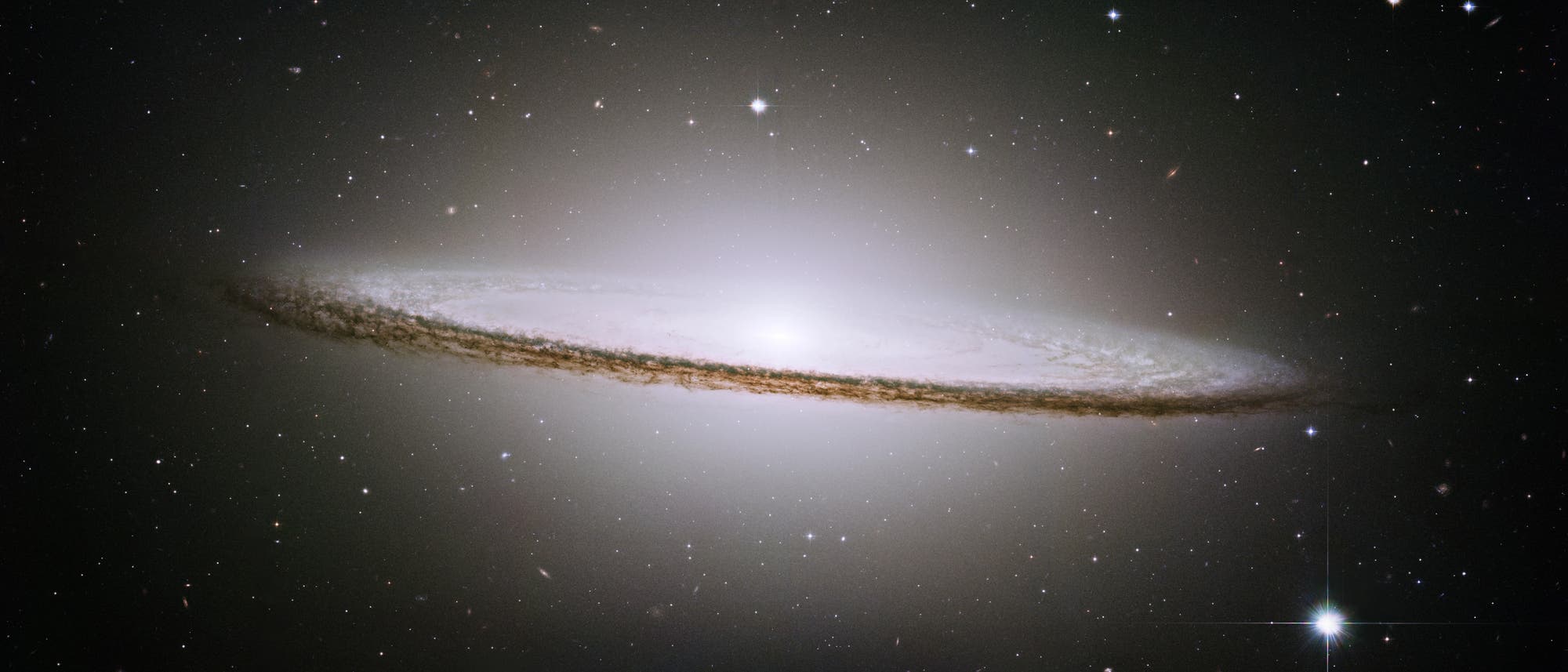 Die Sombrero-Galaxie liegt im Sternbild Jungfrau. Die Sombrero-Galaxie liegt im Sternbild Jungfrau.