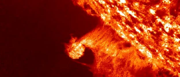 Rotierende Plasmascheibe über der Sonne Rotierende Plasmascheibe über der Sonne