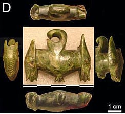 Prähistorische Ohranhänger aus grüner Jade Prähistorische Ohranhänger aus grüner Jade