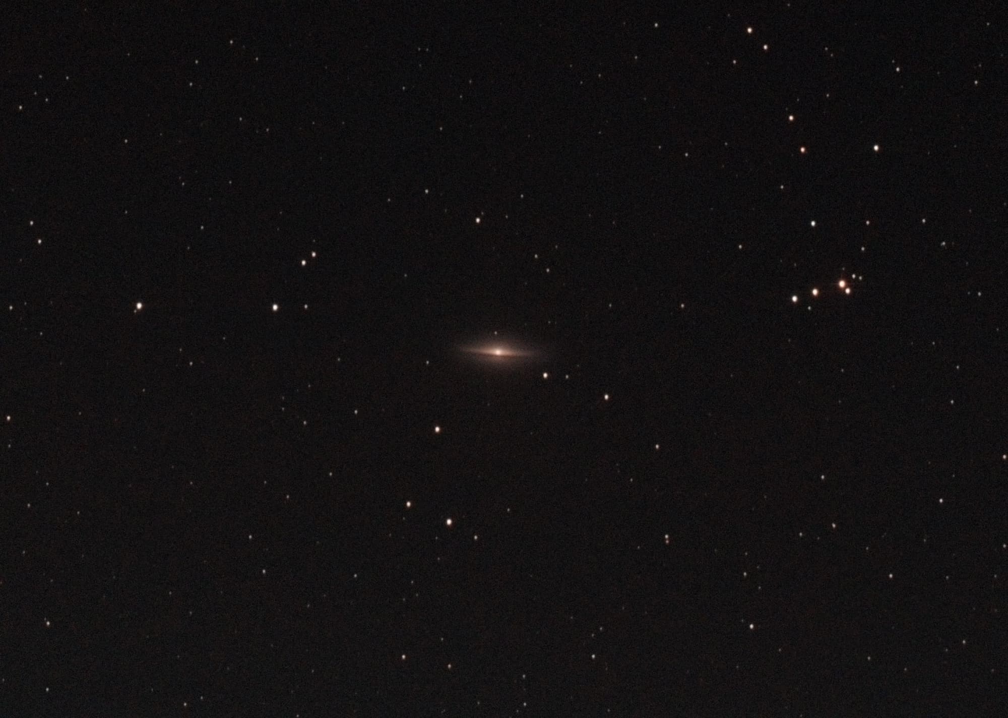 Realistischer Eindruck der Sombrero-Galaxie Messier 104 in einem kleinen Teleskop Realistischer Eindruck der Sombrero-Galaxie Messier 104 in einem kleinen Teleskop