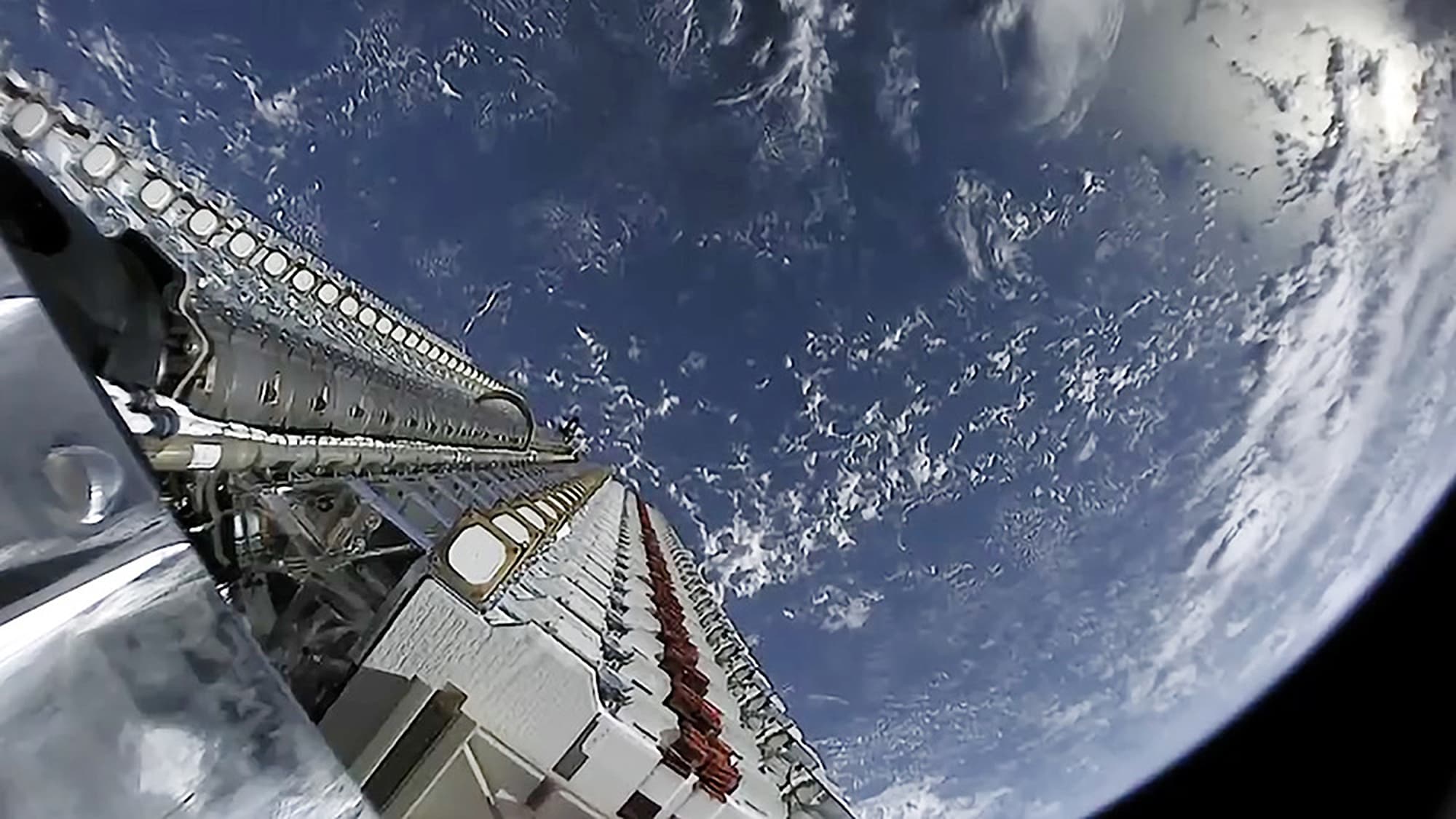 Am 23. Mai 2019 hat eine Flacon-9-Rakete erfolgreich 60 Starlink-Satelliten von Cape Canaveral, Florida, aus ins All gebracht. Am 23. Mai 2019 hat eine Flacon-9-Rakete erfolgreich 60 Starlink-Satelliten von Cape Canaveral, Florida, aus ins All gebracht.