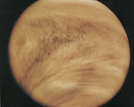 Die Venus verhüllt sich mit einer dichten Atmosphäre Die Venus verhüllt sich mit einer dichten Atmosphäre