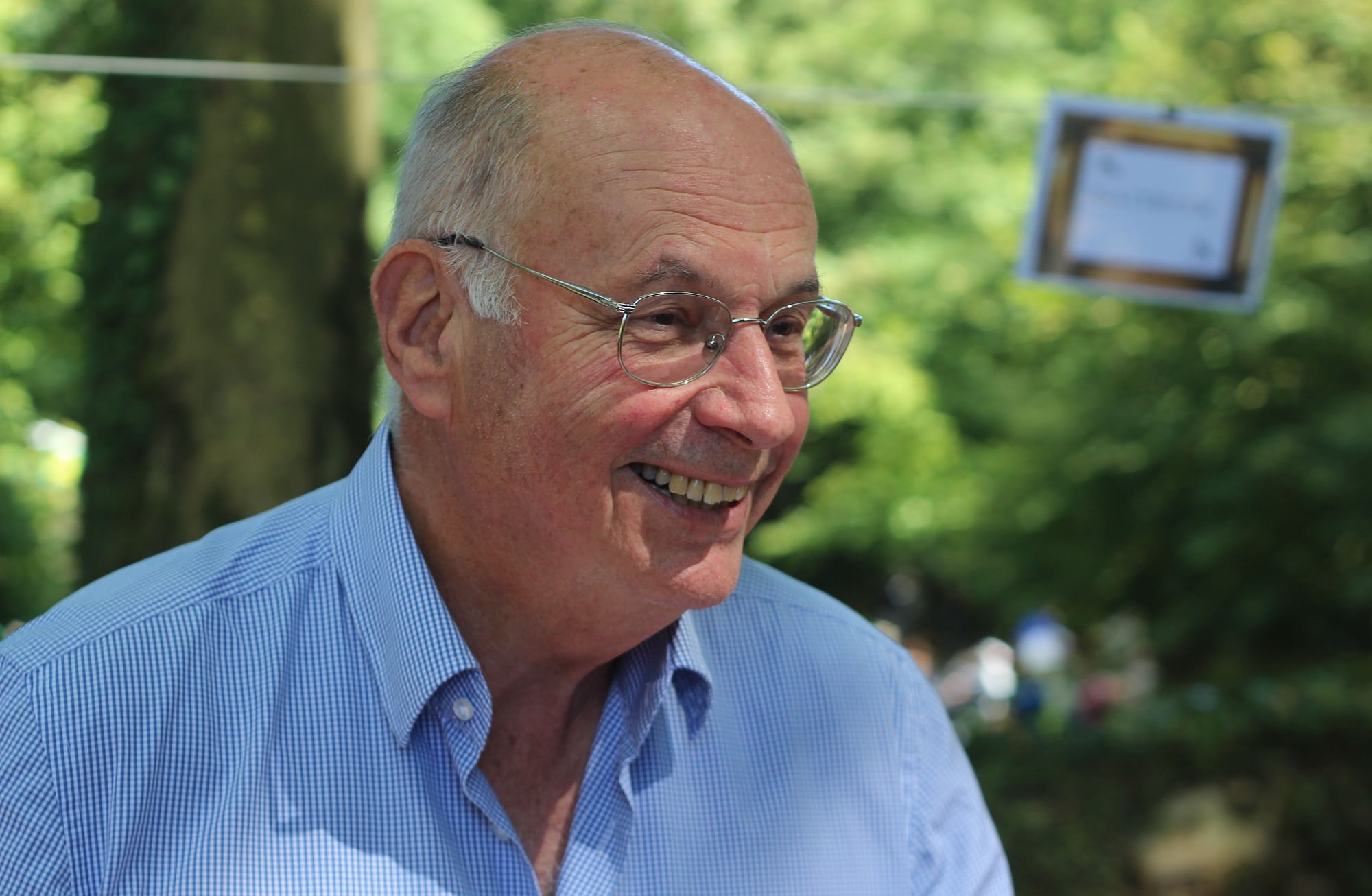 Boris Cyrulnik im Jahr 2014, lachend im Grünen Boris Cyrulnik im Jahr 2014, lachend im Grünen