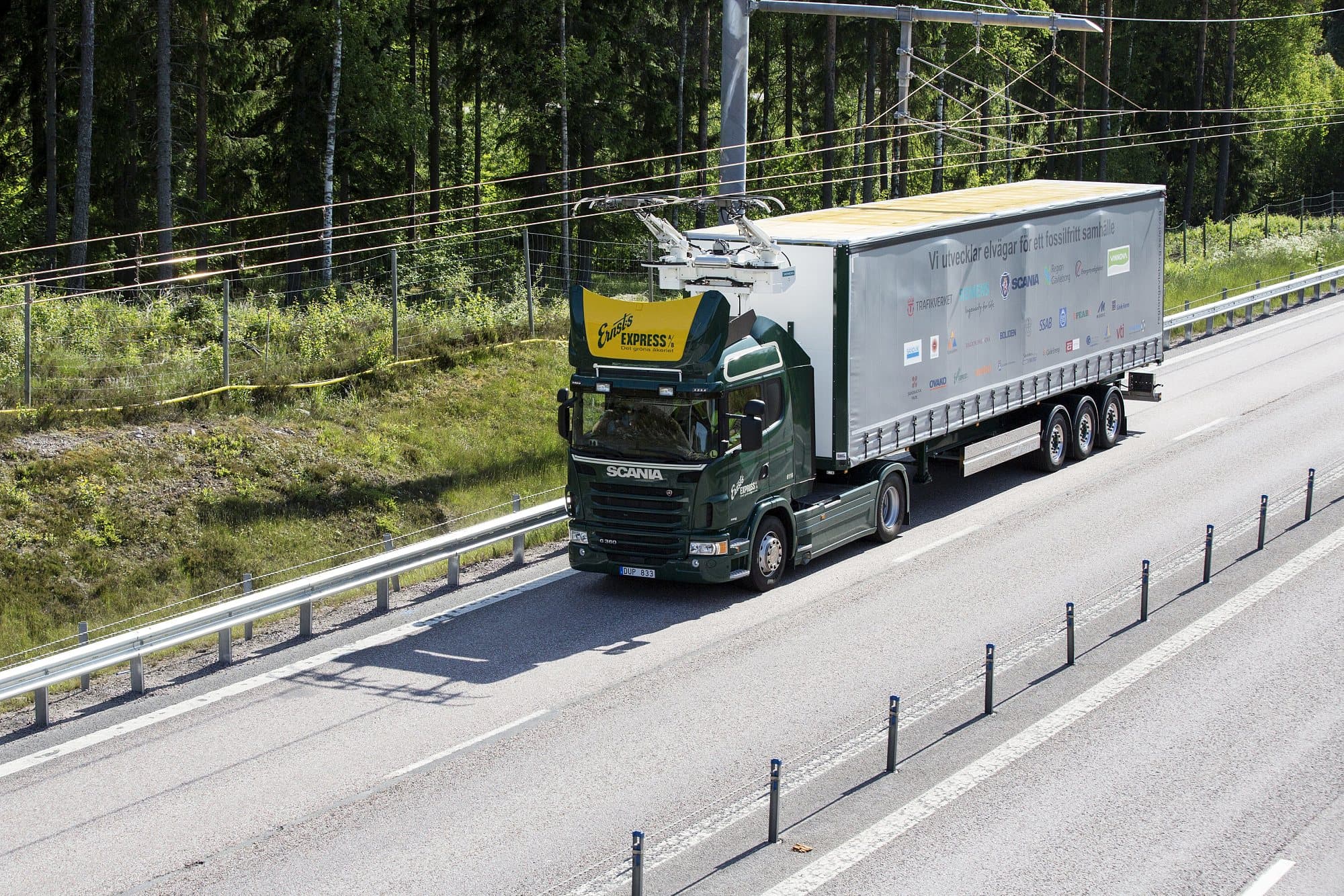 Oberleitungs-LKW auf der Autobahn Oberleitungs-LKW auf der Autobahn
