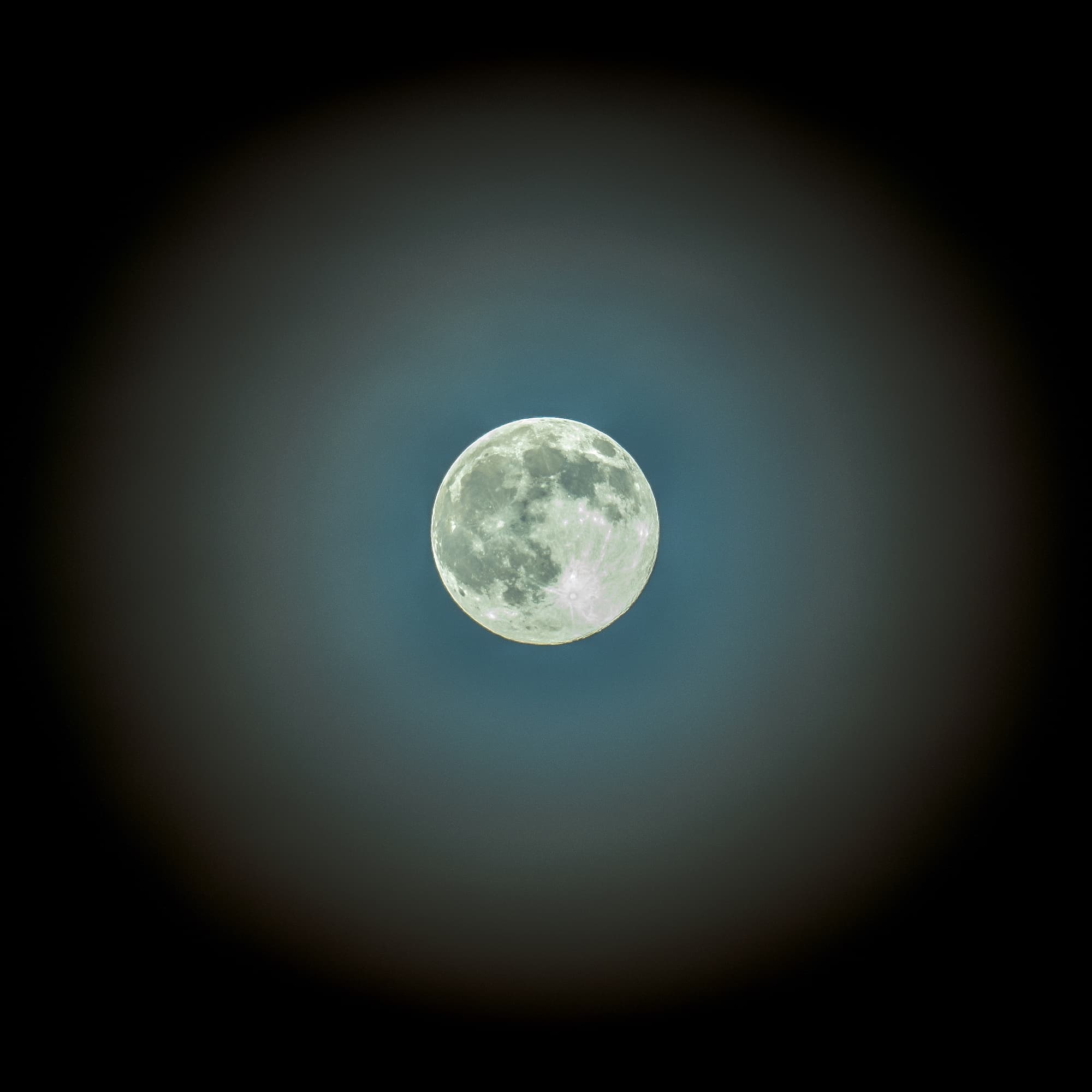 Ein Vollmond mit Hof und Mondgesicht Ein Vollmond mit Hof und Mondgesicht