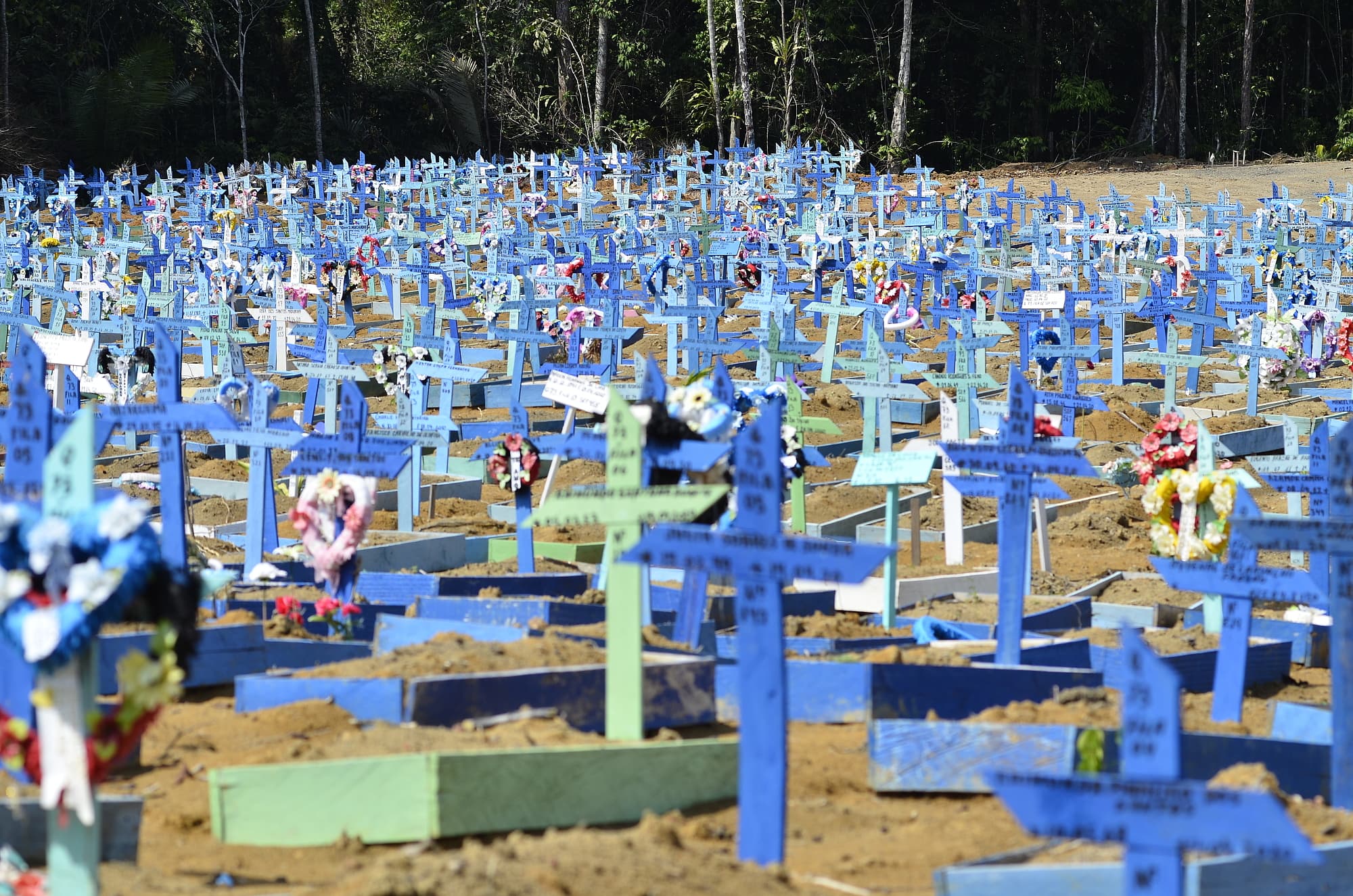 Improvisierter Friedhof für Corona-Opfer in Manaus Improvisierter Friedhof für Corona-Opfer in Manaus