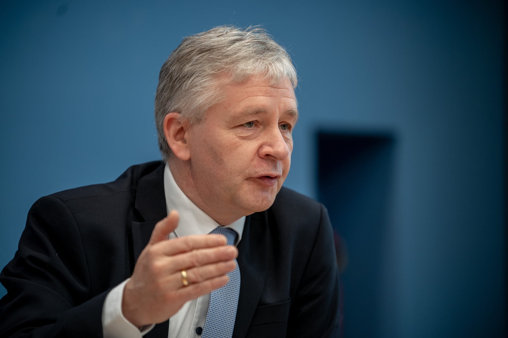 Gernot Marx auf einer Pressekonferenz. Gernot Marx auf einer Pressekonferenz.