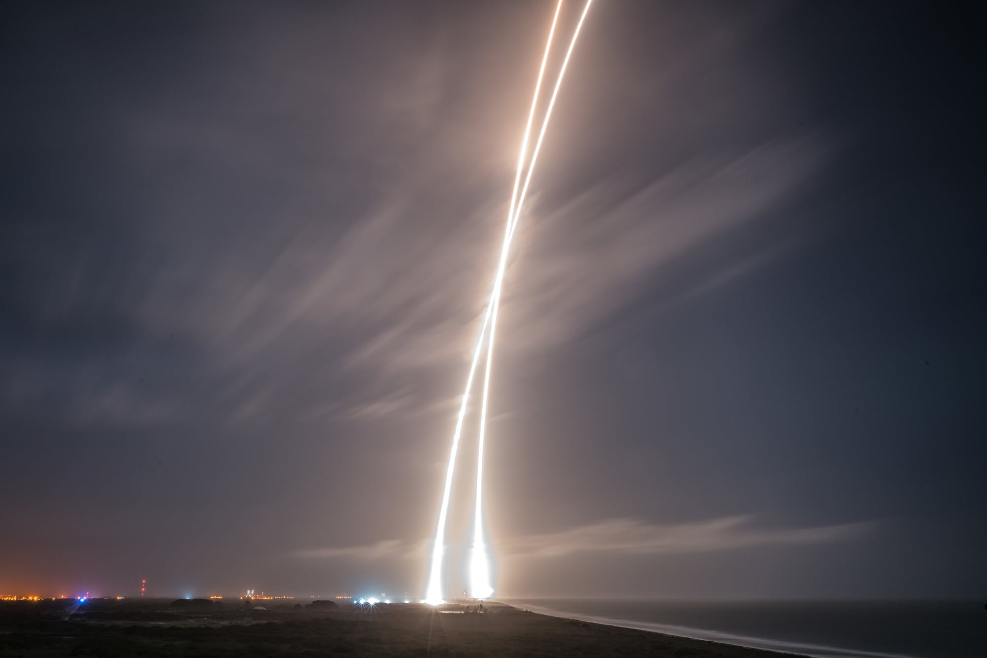 Start und Rückkehr der Falcon-9-Trägerrakete Start und Rückkehr der Falcon-9-Trägerrakete