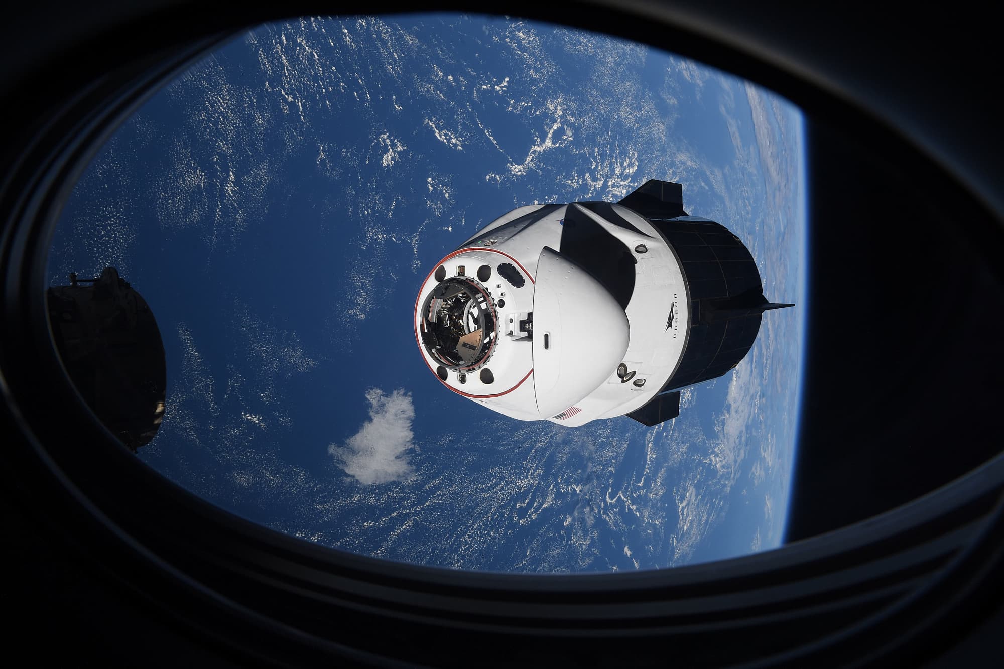 »Crew Dragon« bei der ISS »Crew Dragon« bei der ISS