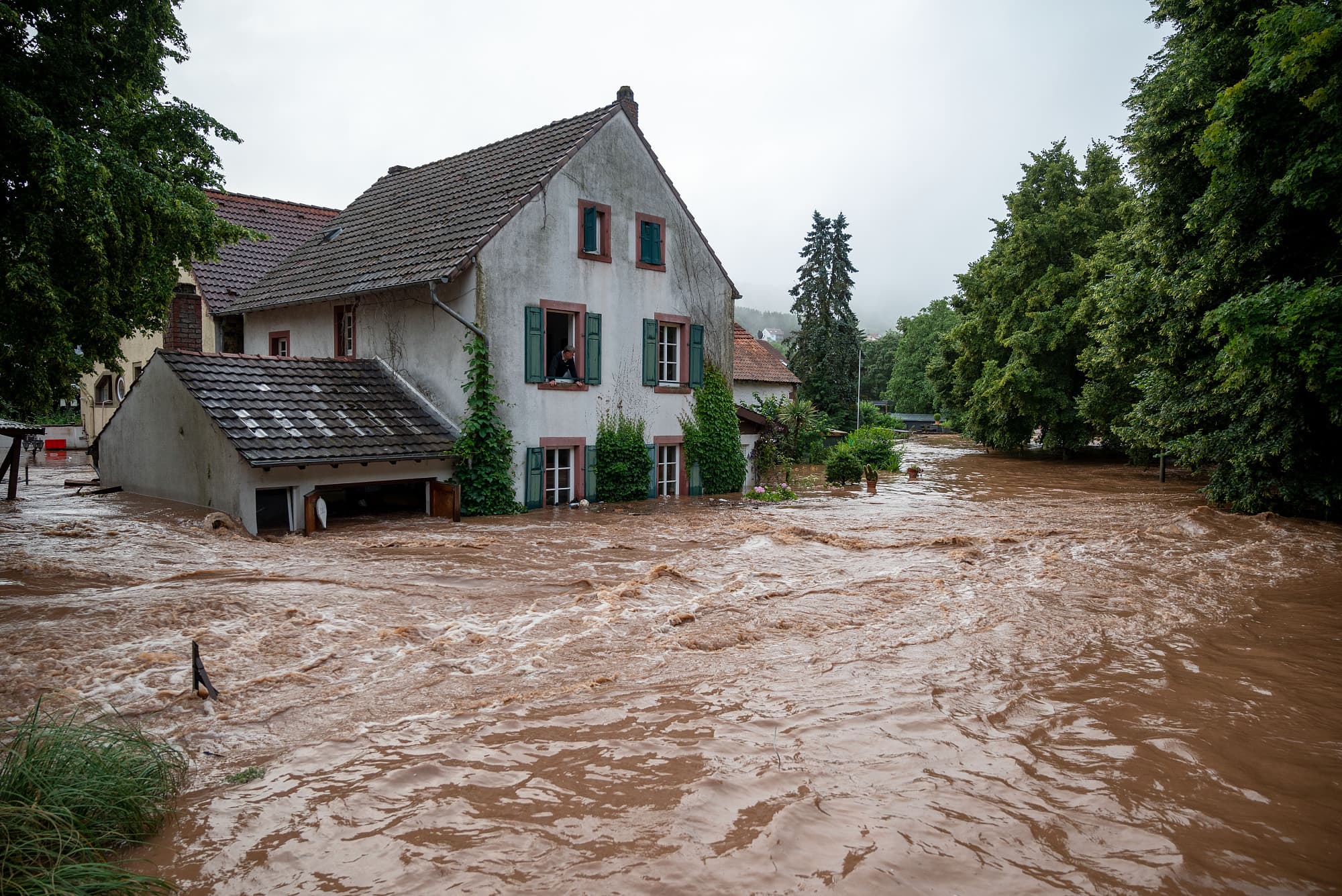 Die Kyll ist in Erdorf über die Ufer getreten und hat Teile des Dorfes geflutet. Die Kyll ist in Erdorf über die Ufer getreten und hat Teile des Dorfes geflutet.