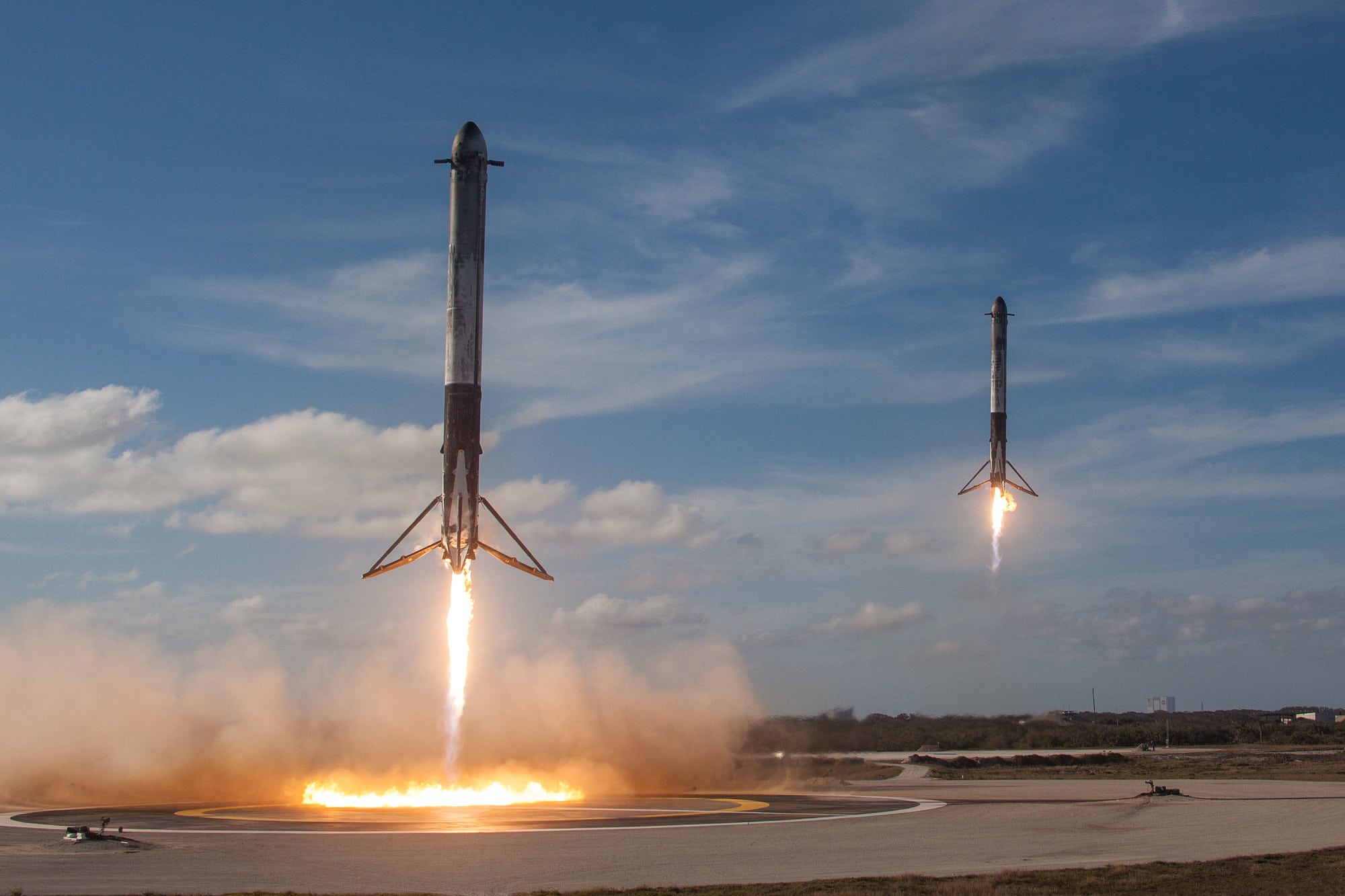 Synchronlandung der beiden Falcon Heavy Booster Synchronlandung der beiden Falcon Heavy Booster