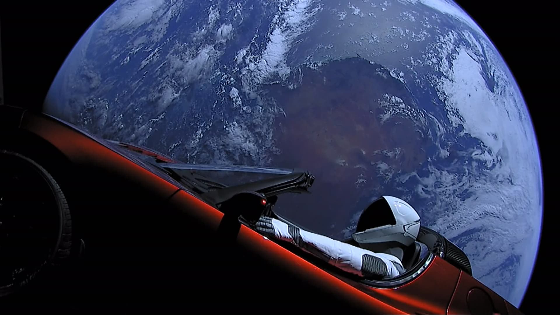 Starman fährt seinen Tesla voll aus Starman fährt seinen Tesla voll aus