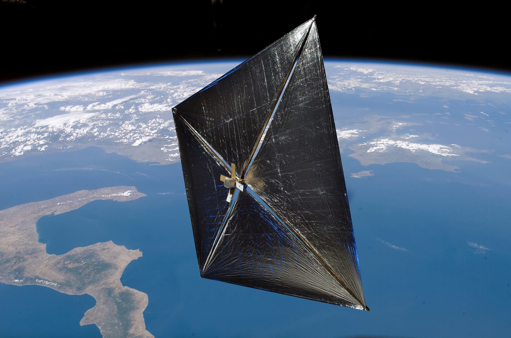 Dünn und flach. Ein interstellares Sonnensegel sieht in etwa so aus wie dieses Demonstrationsexperiment der NASA (Solar Sail Demonstrator). Die Seitenlänge beträgt 37 Meter. Dünn und flach. Ein interstellares Sonnensegel sieht in etwa so aus wie dieses Demonstrationsexperiment der NASA (Solar Sail Demonstrator). Die Seitenlänge beträgt 37 Meter.