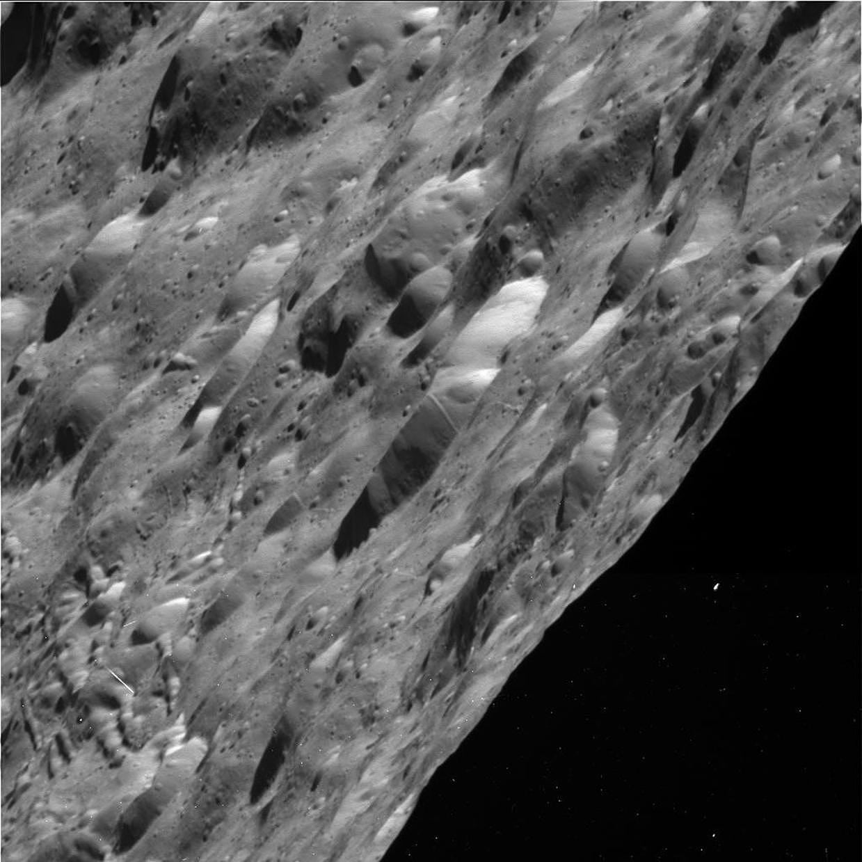 Saturnmond Rhea: Schatten in tiefen Kratern Saturnmond Rhea: Schatten in tiefen Kratern