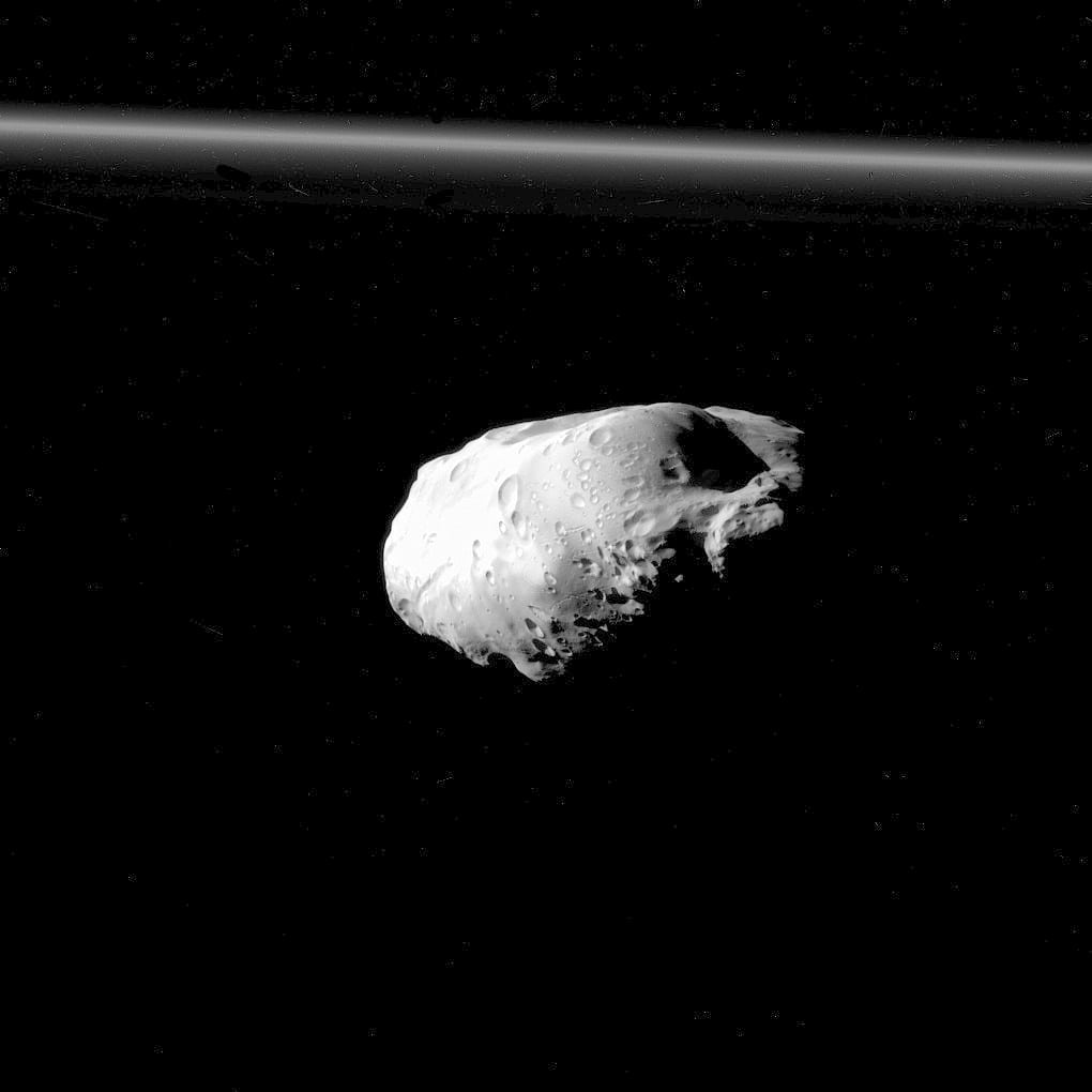 Saturnmond Prometheus am 6. Dezember 2015 (Aufnahme von Cassini) Saturnmond Prometheus am 6. Dezember 2015 (Aufnahme von Cassini)