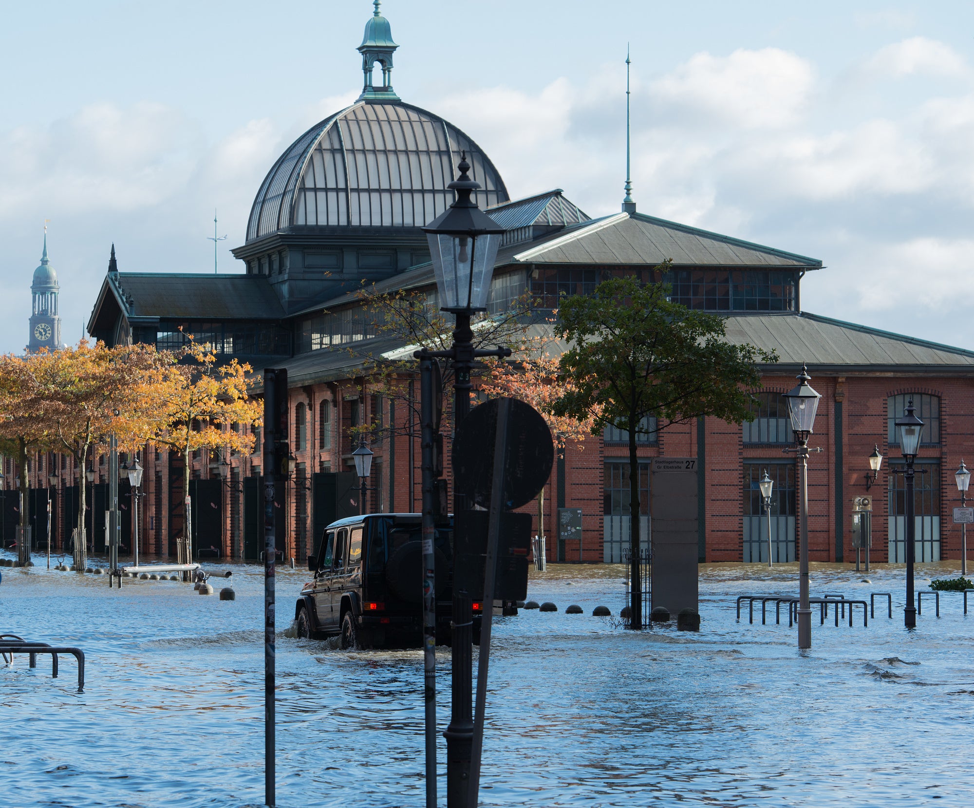 Die Fischauktionshalle Hamburg. Protipp: Bei Sturmflut am Wochenende morgens zum Fischmarkt gucken. Es gibt immer ein paar Spezialisten, die vorm feiern gehen die Warnung nicht mitbekommen und sich über all die freien Parkplätze unten am Hafen freuen... Die Fischauktionshalle Hamburg. Protipp: Bei Sturmflut am Wochenende morgens zum Fischmarkt gucken. Es gibt immer ein paar Spezialisten, die vorm feiern gehen die Warnung nicht mitbekommen und sich über all die freien Parkplätze unten am Hafen freuen...