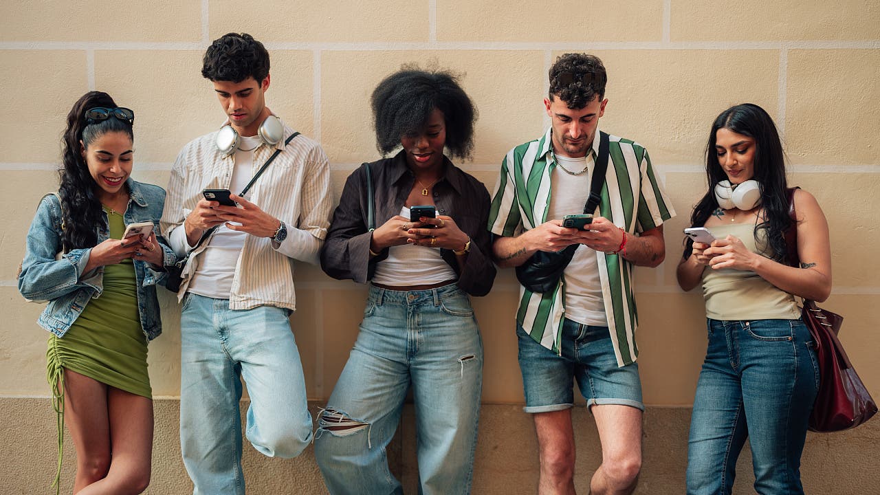Phubbing: Macht das Smartphone Beziehungen kaputt?