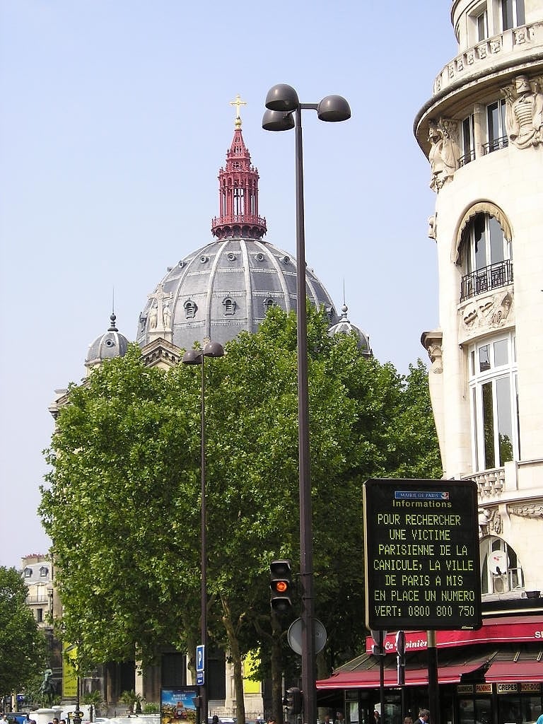 Eine öffentliche Infotafel in Paris zeigt eine städtische Telefonnummer, bei der man Informationen über an der Hitze gestorbene Familienmitglieder einholen konnte. Eine öffentliche Infotafel in Paris zeigt eine städtische Telefonnummer, bei der man Informationen über an der Hitze gestorbene Familienmitglieder einholen konnte.