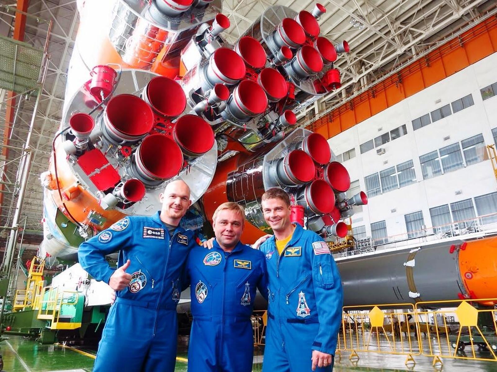 Alexander Gerst mit Kollegen vor Sojus-Rakete Alexander Gerst mit Kollegen vor Sojus-Rakete