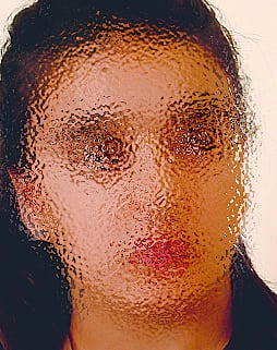 Die junge Jesidin Amina, die in der Gewalt der IS-Milizen war (verpixelt). Die junge Jesidin Amina, die in der Gewalt der IS-Milizen war (verpixelt).