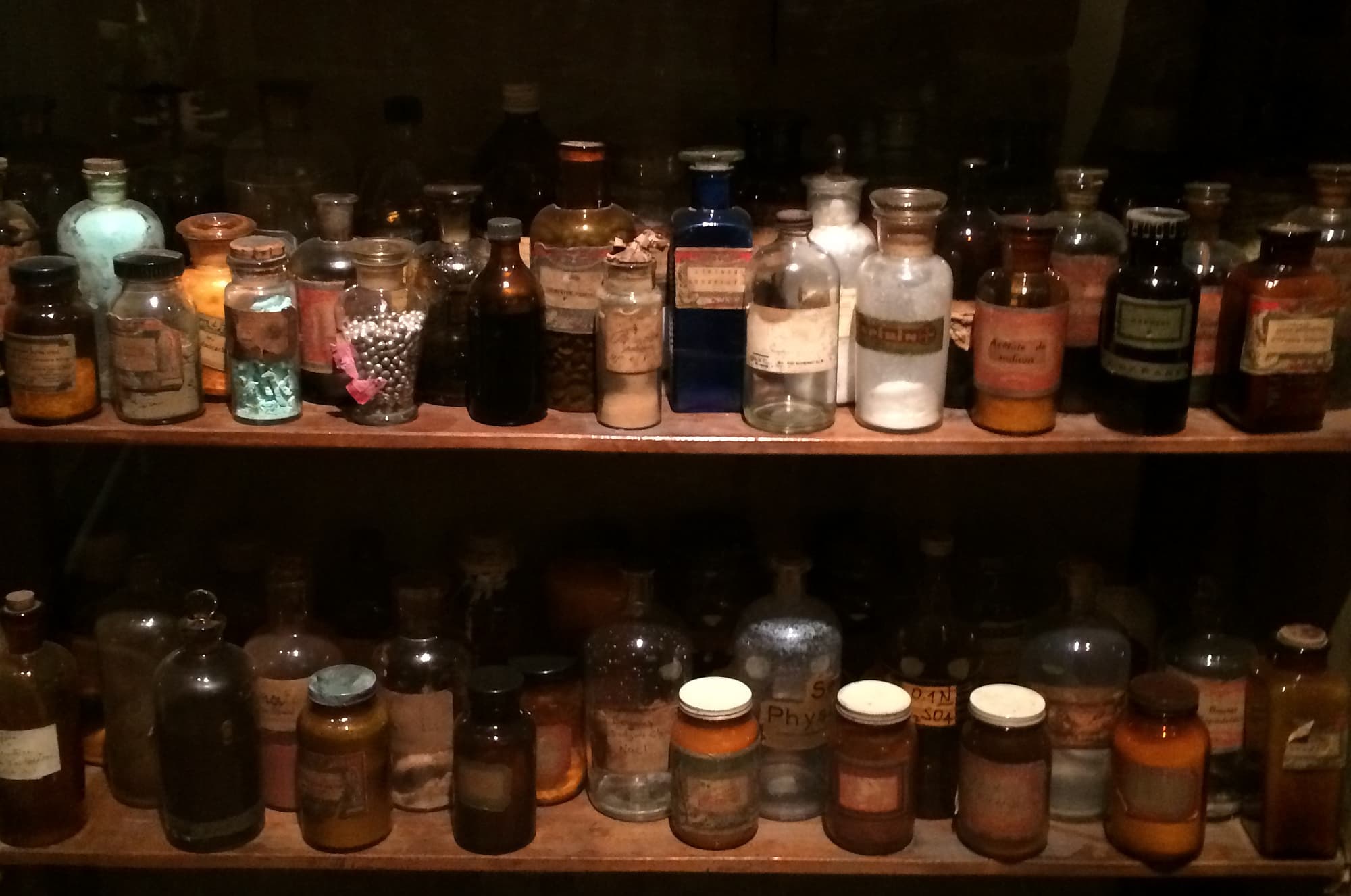 Ein Apothekenregal voller dubioser, uralter Glasflaschen unbekannten Inhalts. Ein Apothekenregal voller dubioser, uralter Glasflaschen unbekannten Inhalts.