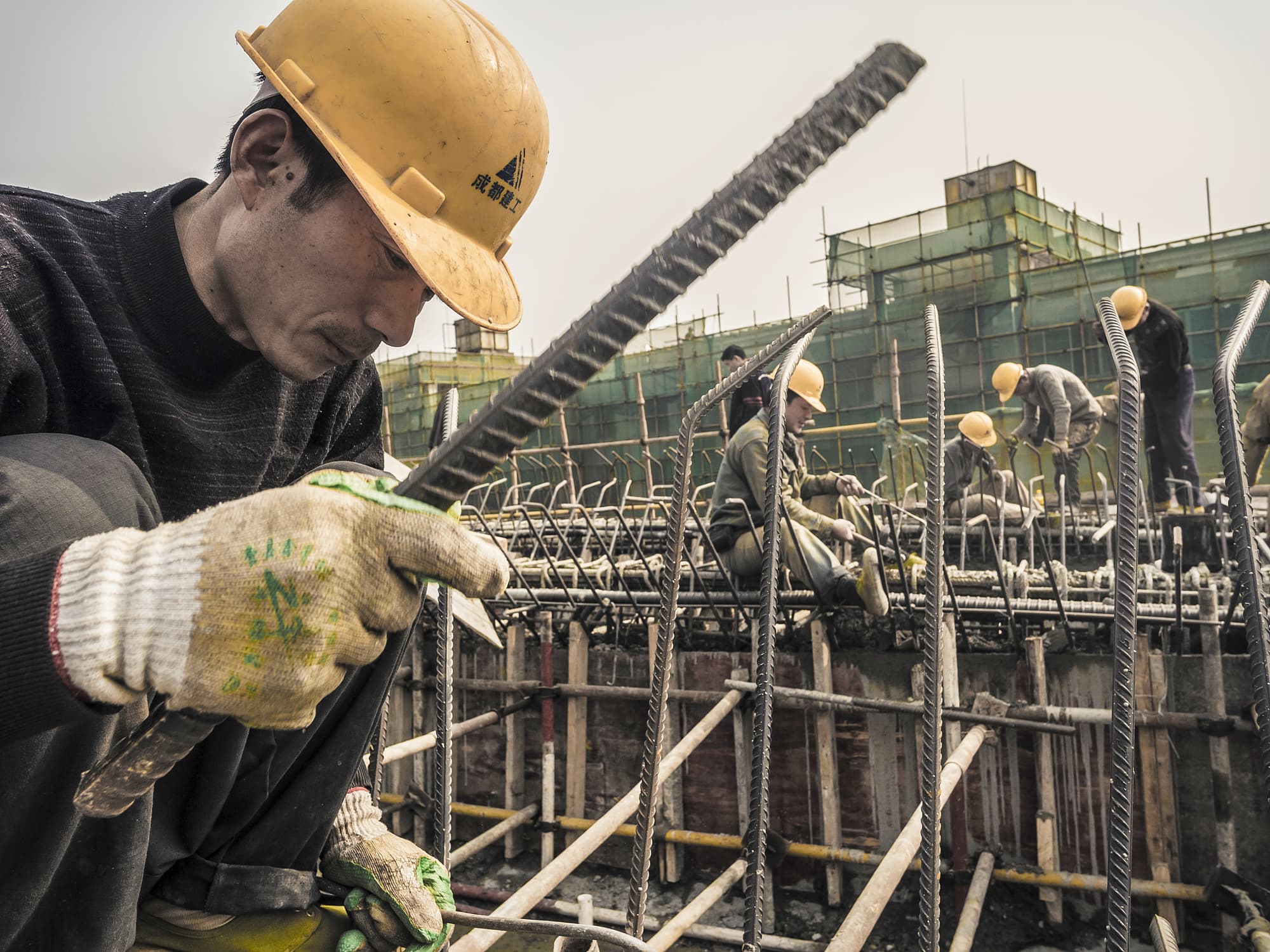 Chinesische Arbeiter errichten in Chengdu ein Gebäude Chinesische Arbeiter errichten in Chengdu ein Gebäude