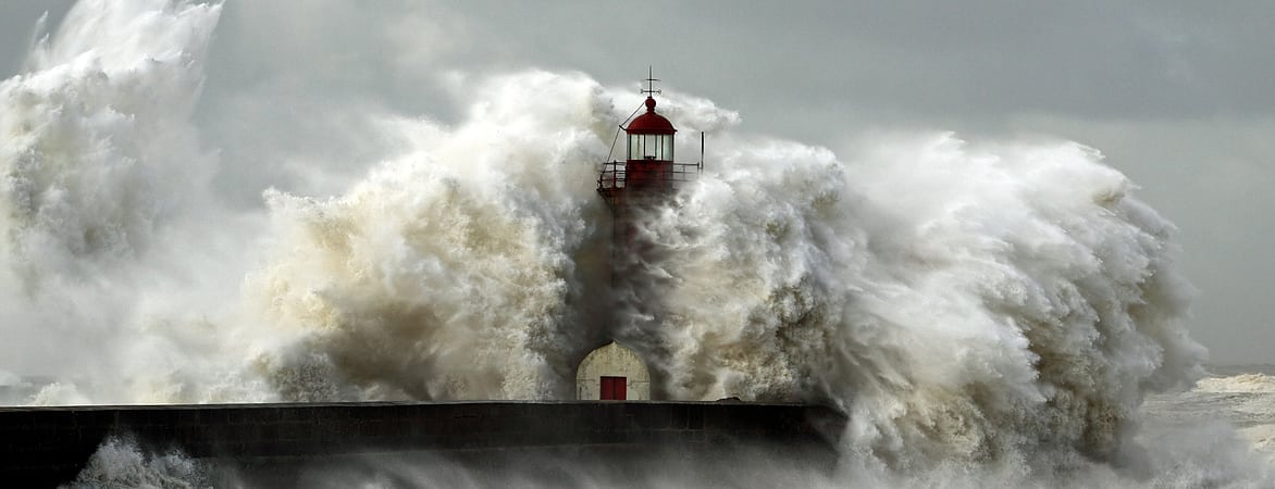 Heftige Wellen branden gegen Leuchtturm Heftige Wellen branden gegen Leuchtturm