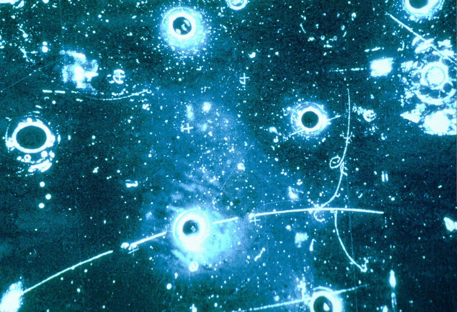 Neutrino-Elektron-Wechselwirkung in der Blasenkammer Gargamelle Neutrino-Elektron-Wechselwirkung in der Blasenkammer Gargamelle