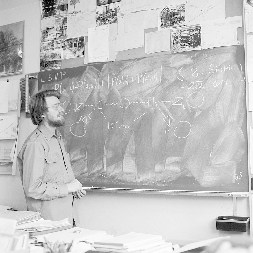 John Bell am Cern an einer Tafel John Bell am Cern an einer Tafel