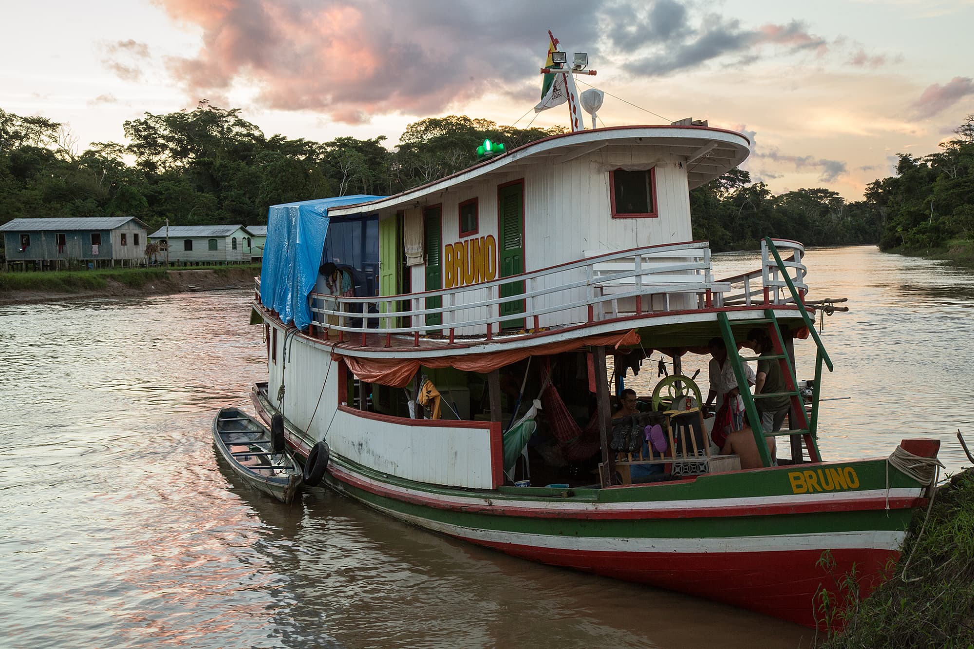 Houseboat Amazon ankert an einem Dorf Houseboat Amazon ankert an einem Dorf