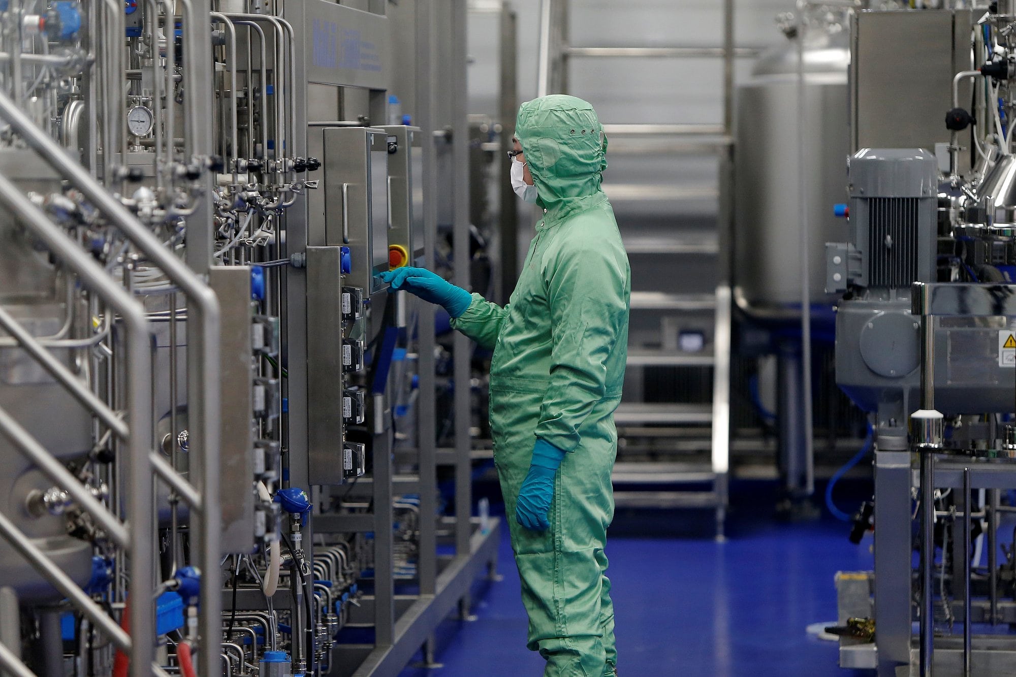 Techniker beim Impfstoff-Hersteller CanSino Biologics in Tianjin, China Techniker beim Impfstoff-Hersteller CanSino Biologics in Tianjin, China