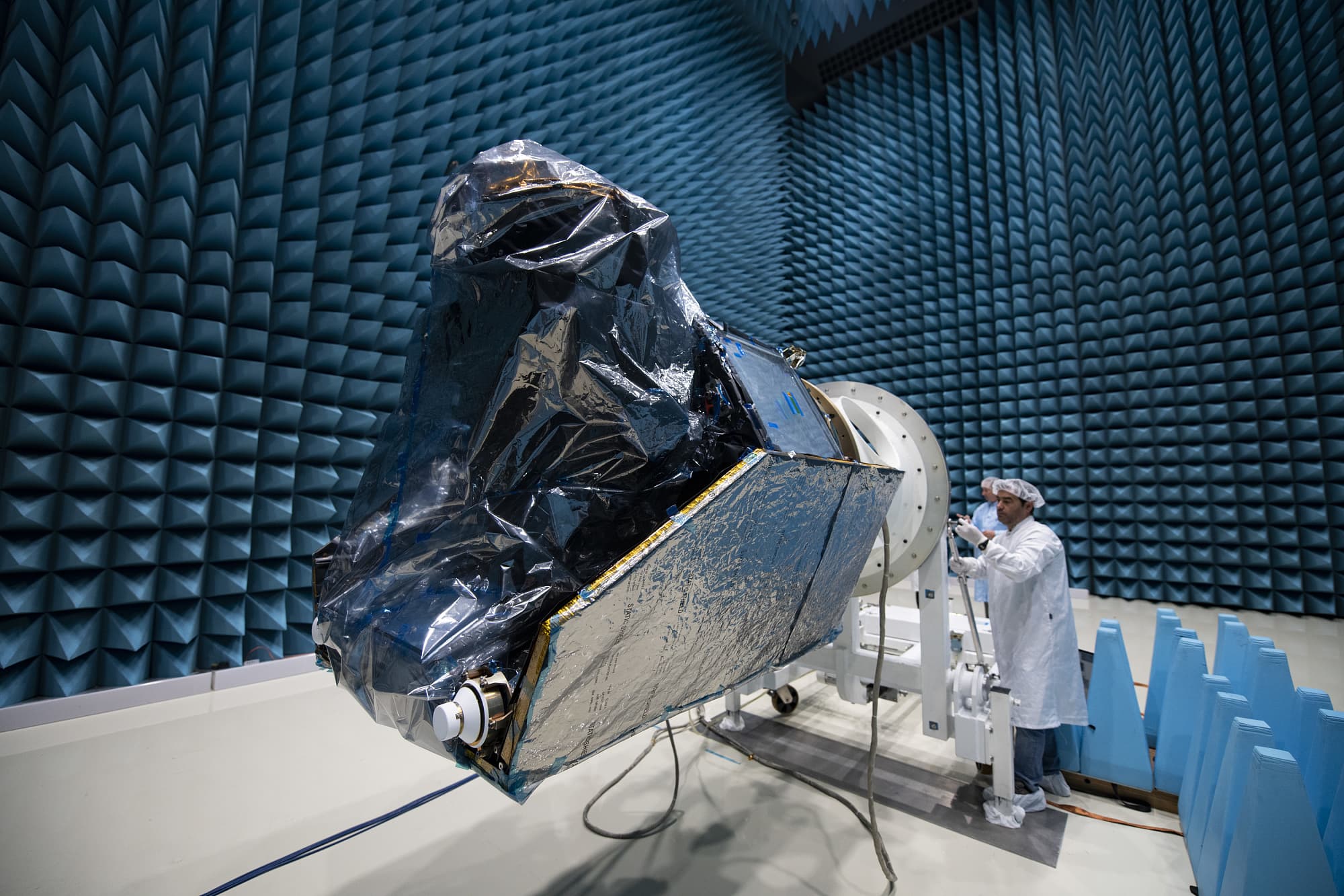 CHEOPS-Satellit in der Maxwellkammer CHEOPS-Satellit in der Maxwellkammer