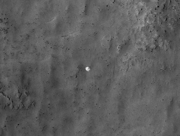 Ein aus dem Orbit fotografierter alter sowjetischer Fallschirm auf dem Mars Ein aus dem Orbit fotografierter alter sowjetischer Fallschirm auf dem Mars