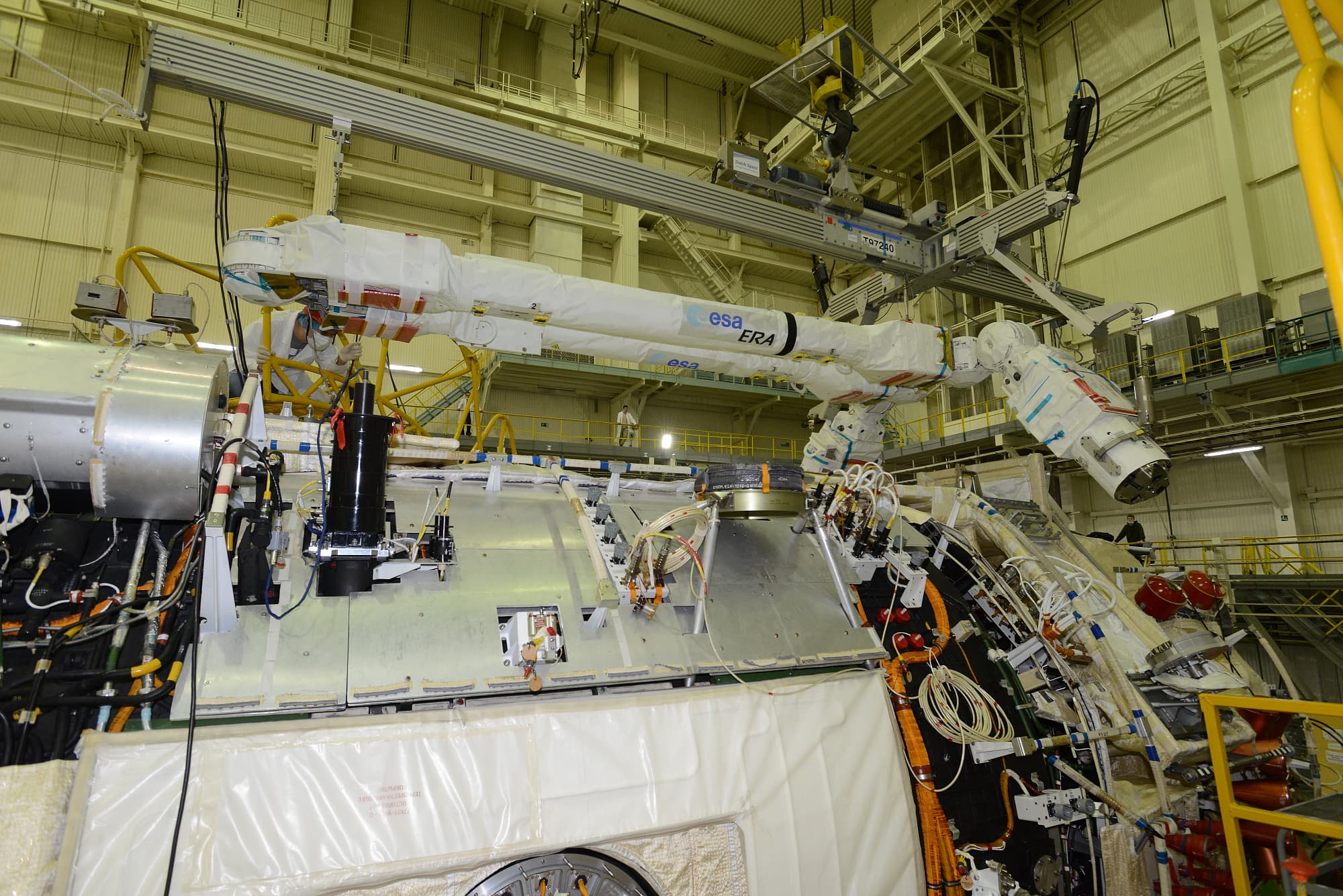 Der Europäische Roboterarm (ERA) während der Installation auf dem russischen Mehrzweck-Labormodul auf dem Kosmodrom Baikonur in Kasachstan im Mai 2021. Der Europäische Roboterarm (ERA) während der Installation auf dem russischen Mehrzweck-Labormodul auf dem Kosmodrom Baikonur in Kasachstan im Mai 2021.