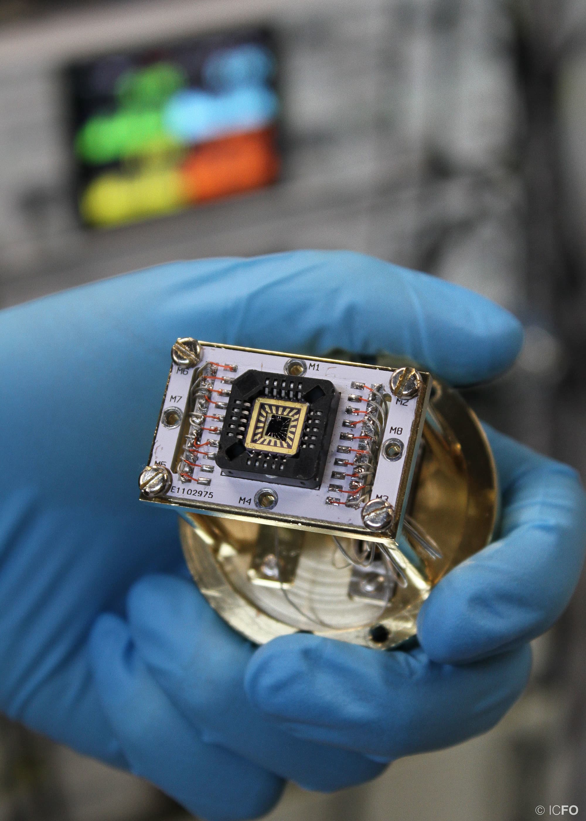 Materialprobe mit Twisted Bilayer Graphene Materialprobe mit Twisted Bilayer Graphene