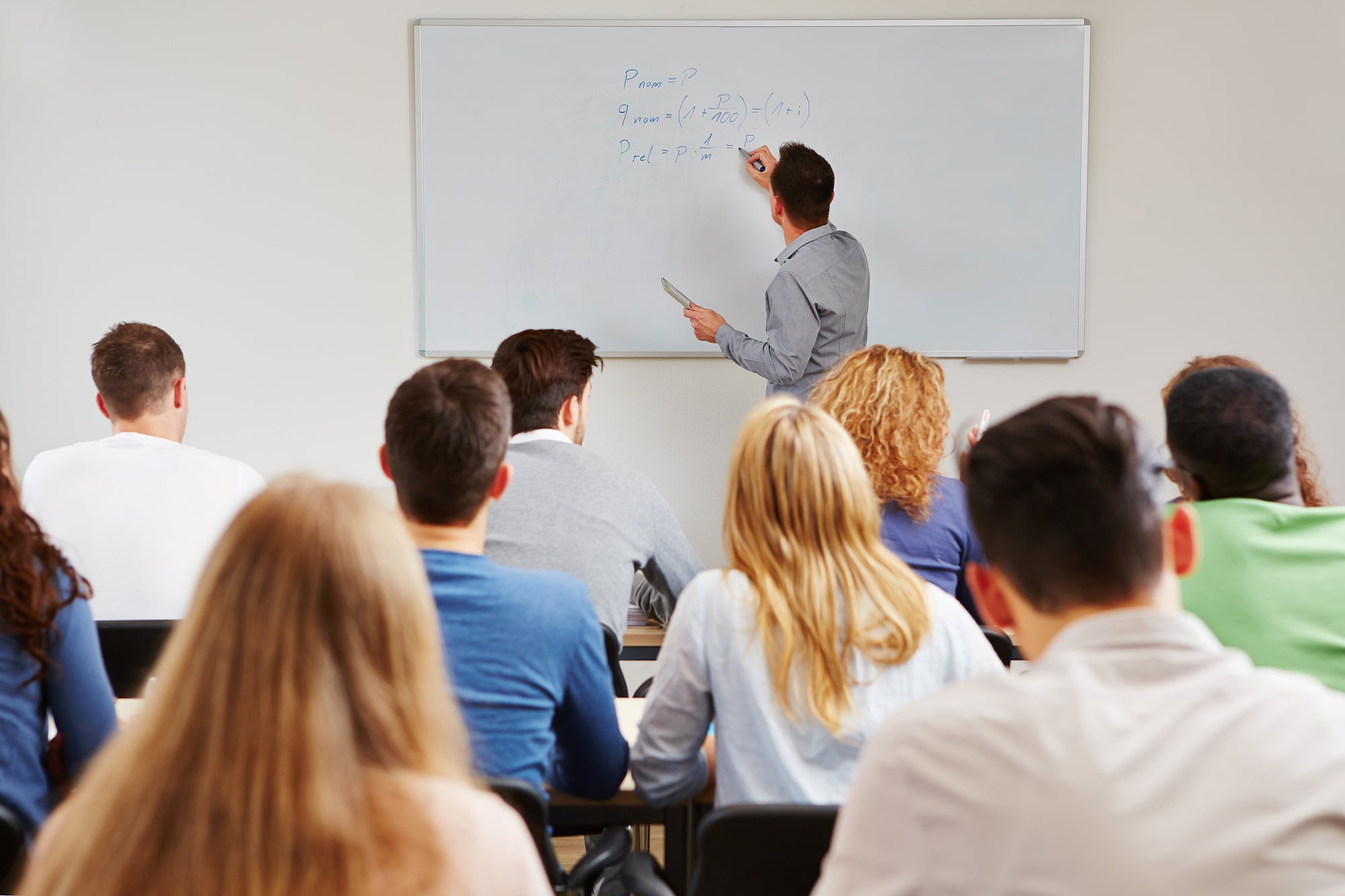 Dozent am Whiteboard Dozent am Whiteboard
