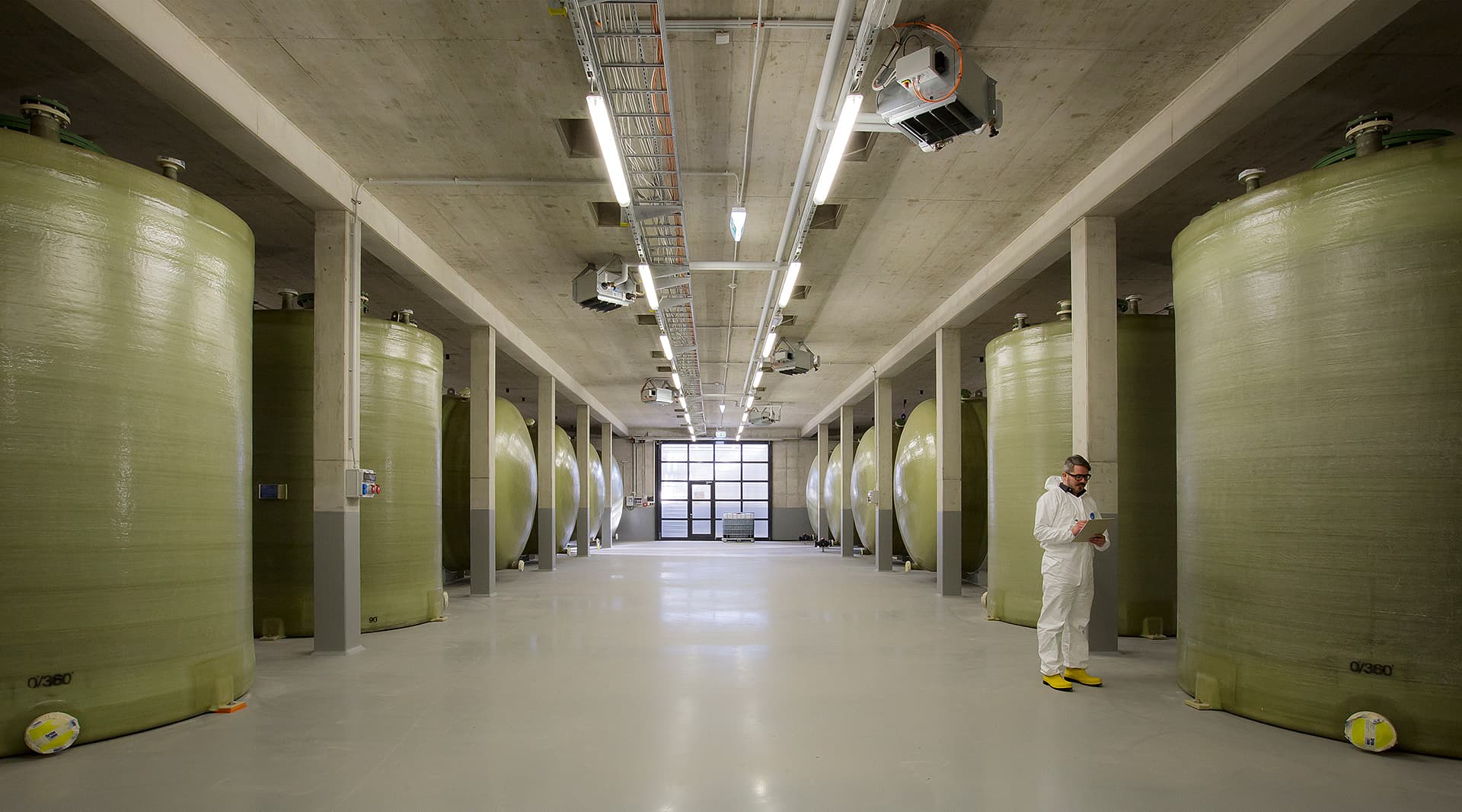 Die oberirdische Redox-Flow Anlage des Fraunhofer Instituts für Chemische Technologie in Pfinztal zeigt die Tanks für die Vanadiumlösung. Auf dem Bild fehlen noch die Anschlüsse für die Pumpen. Peter Fischer vom Fraunhofer Institut für Technologie prüft die Tanks. Die oberirdische Redox-Flow Anlage des Fraunhofer Instituts für Chemische Technologie in Pfinztal zeigt die Tanks für die Vanadiumlösung. Auf dem Bild fehlen noch die Anschlüsse für die Pumpen. Peter Fischer vom Fraunhofer Institut für Technologie prüft die Tanks.