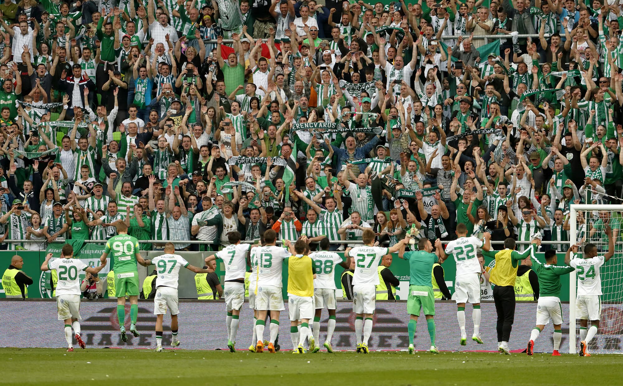 Nach dem Spiel gehen siegreiche Mannschaften gerne in die Fankurve, um sich feuern zu lassen. Nach dem Spiel gehen siegreiche Mannschaften gerne in die Fankurve, um sich feuern zu lassen.