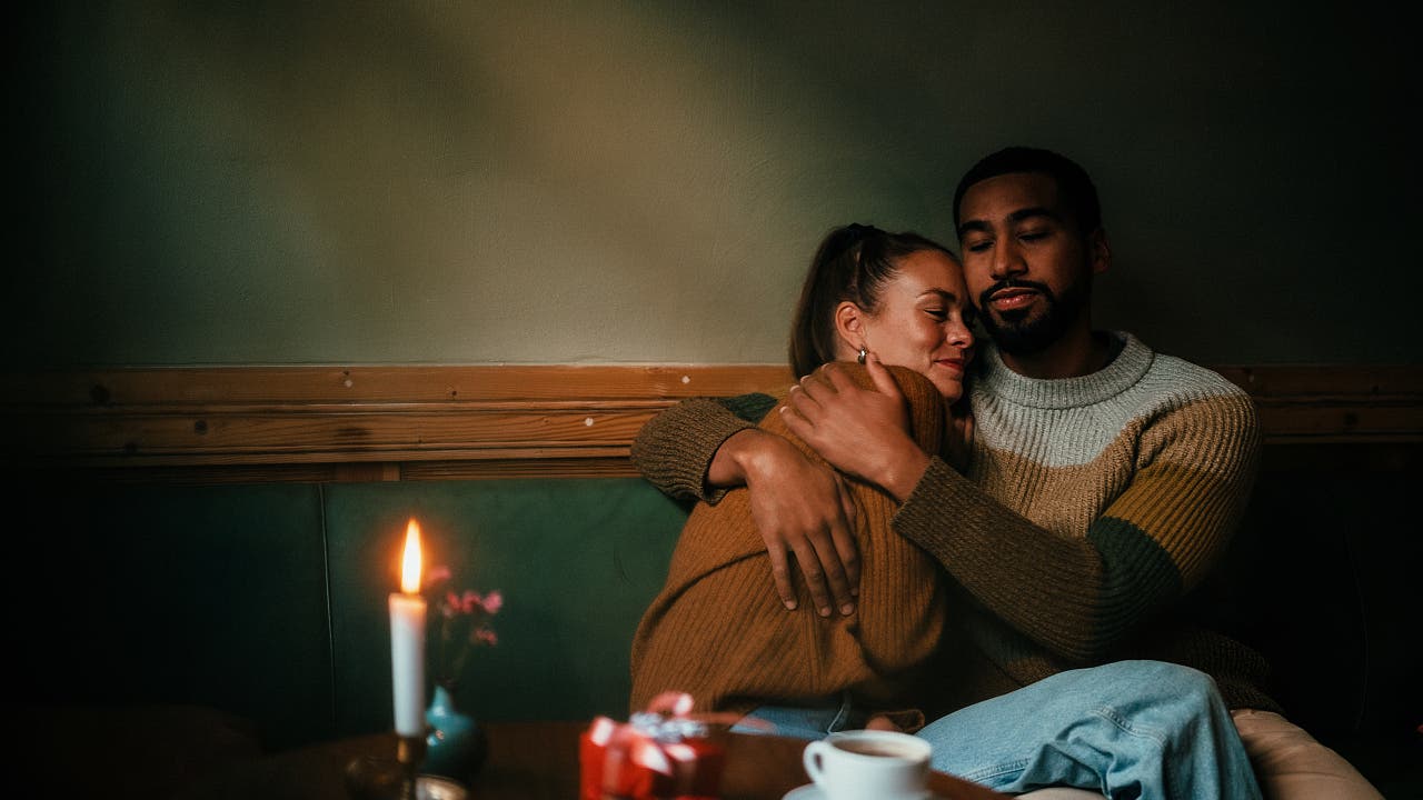 Psychologie der Jahreszeiten: Warum wir im Sommer flirten und im Winter Treue schwören