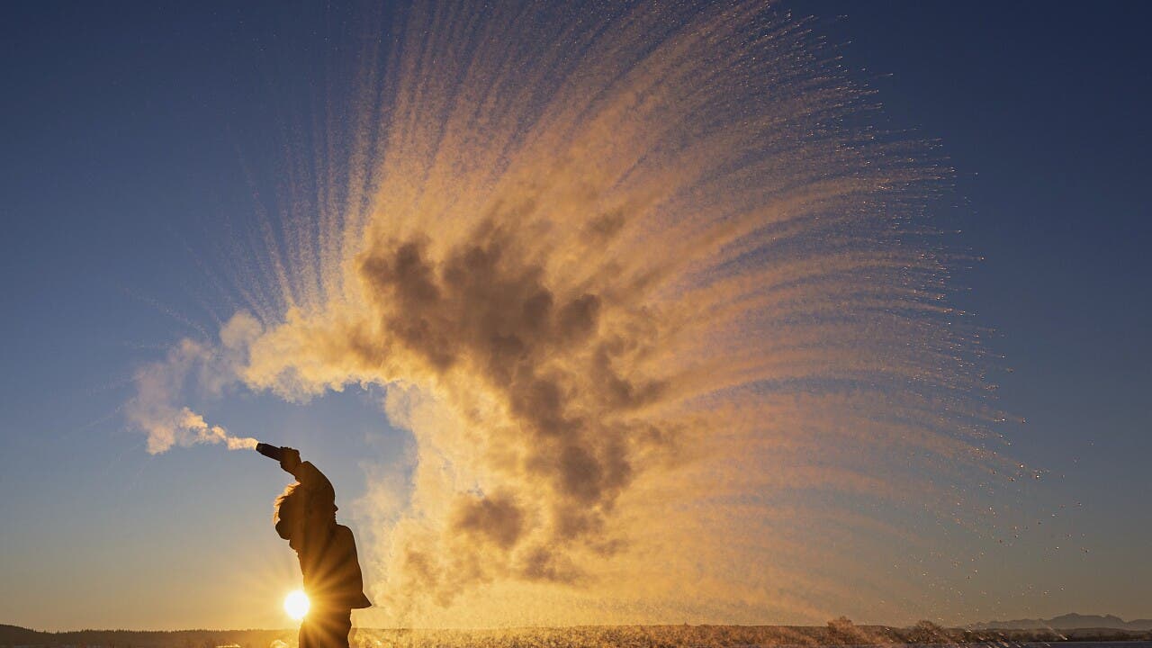 Mpemba-Effekt: Forschende vereinigen klassische und quantenmechanische Erklärungen für den rätselhaften Mpemba-Effekt.