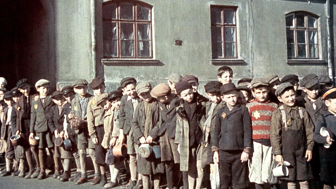 Kinder im Zweiten Weltkrieg: Interniert, ausgehungert, ermordet